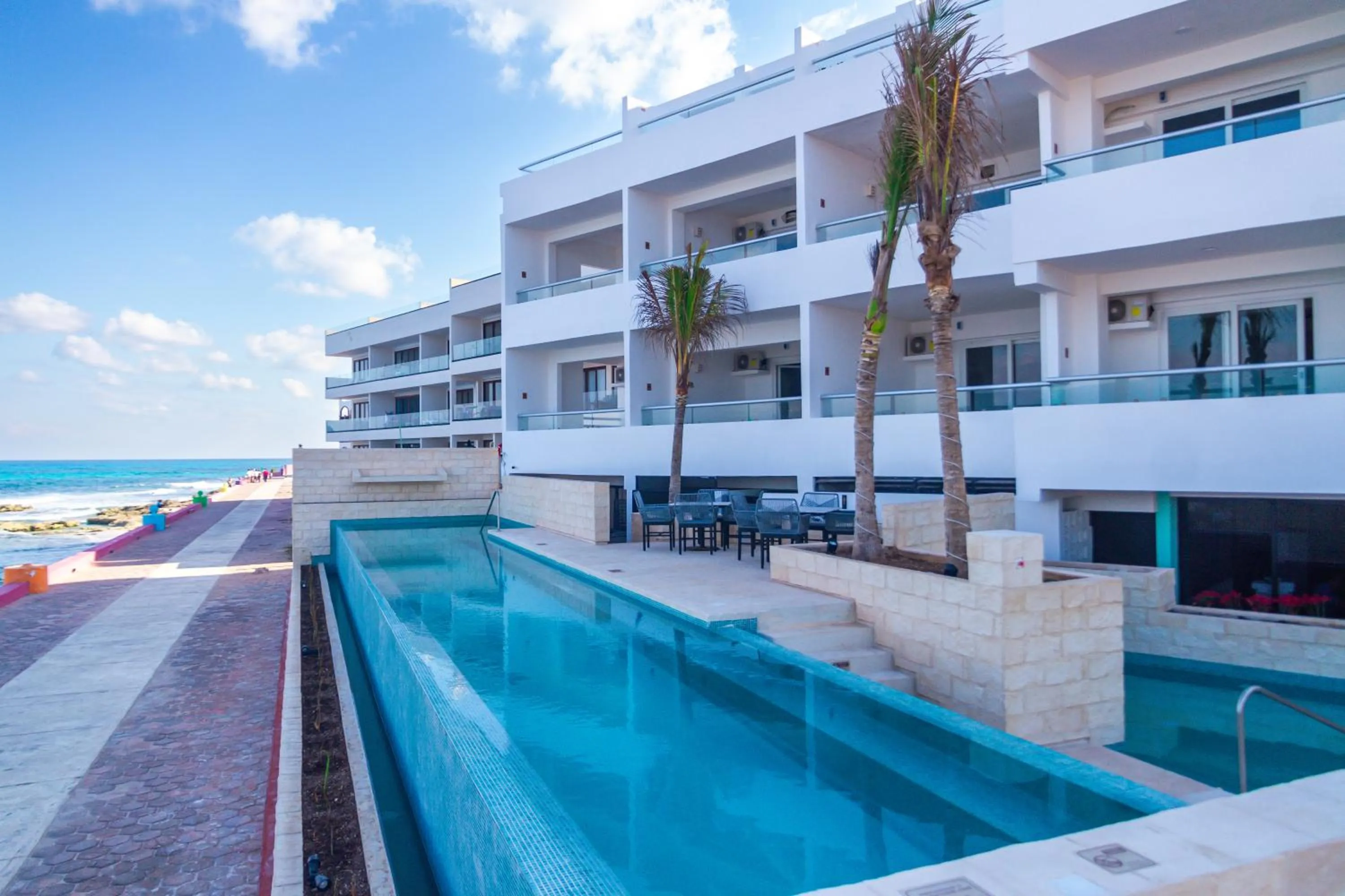 Swimming pool in Ocean Drive Hotel