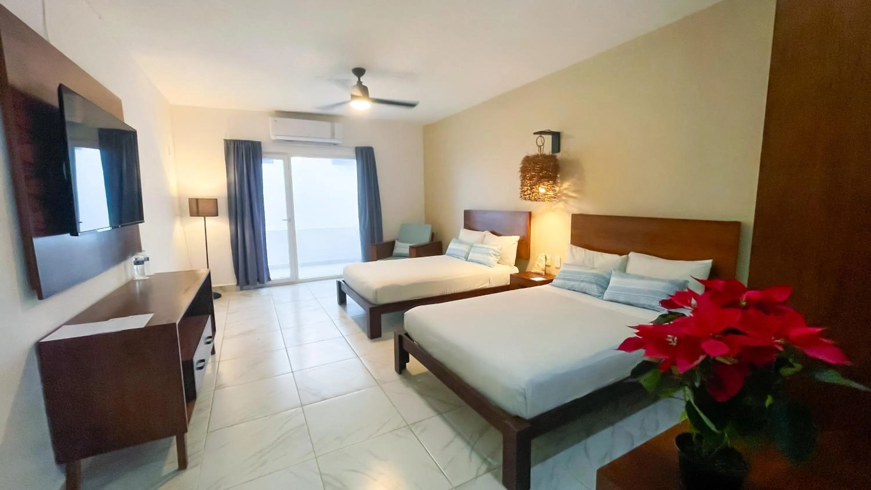 Bedroom, Bed in Ocean Drive Hotel