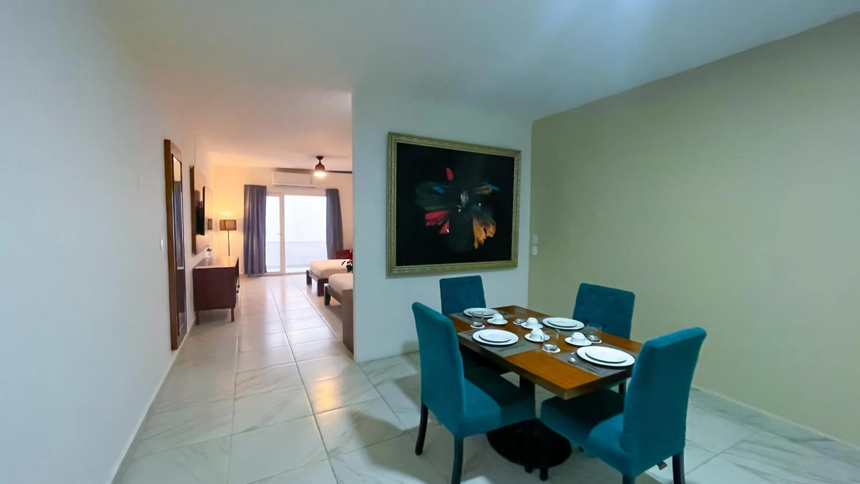 Dining area in Ocean Drive Hotel