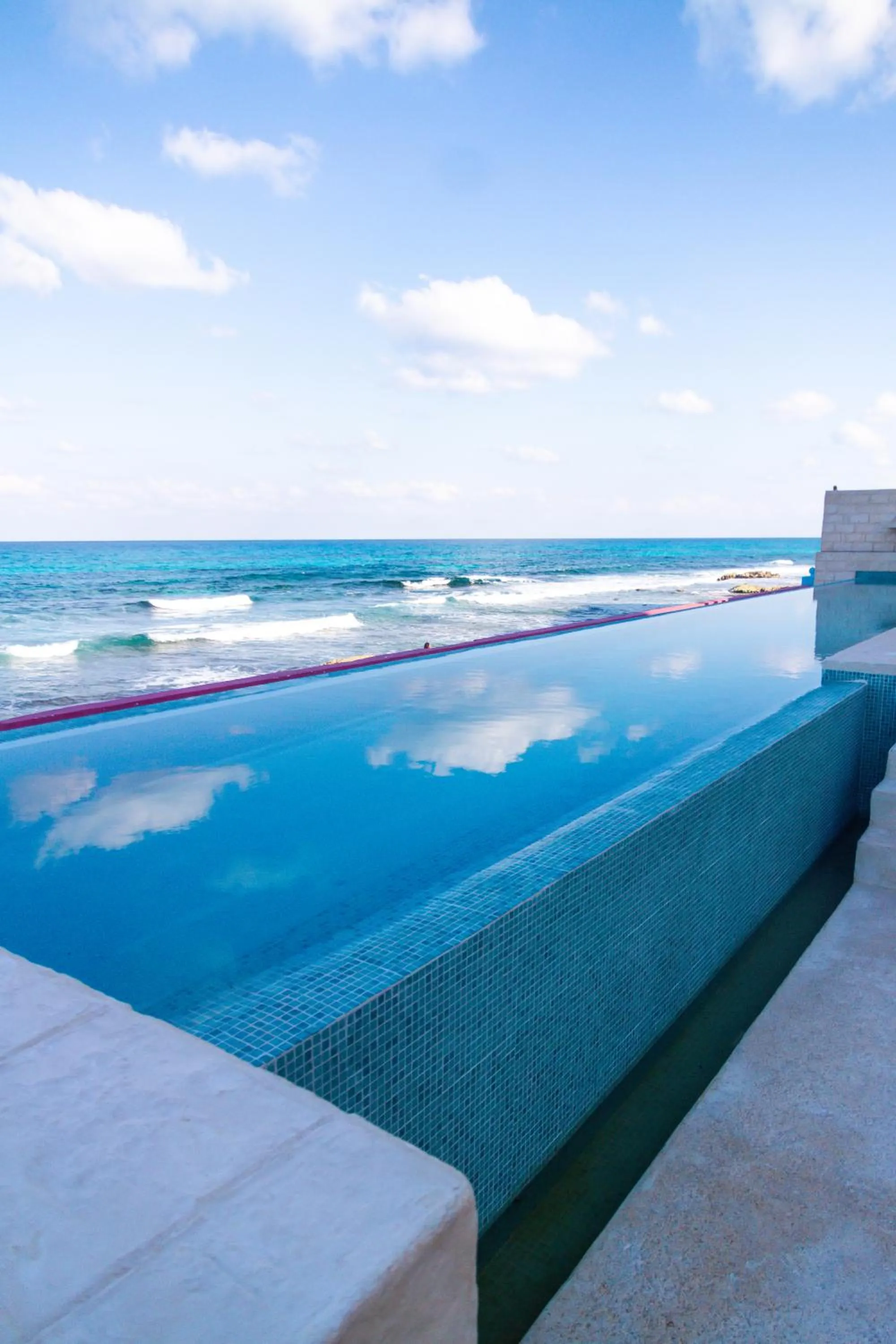 Swimming pool in Ocean Drive Hotel