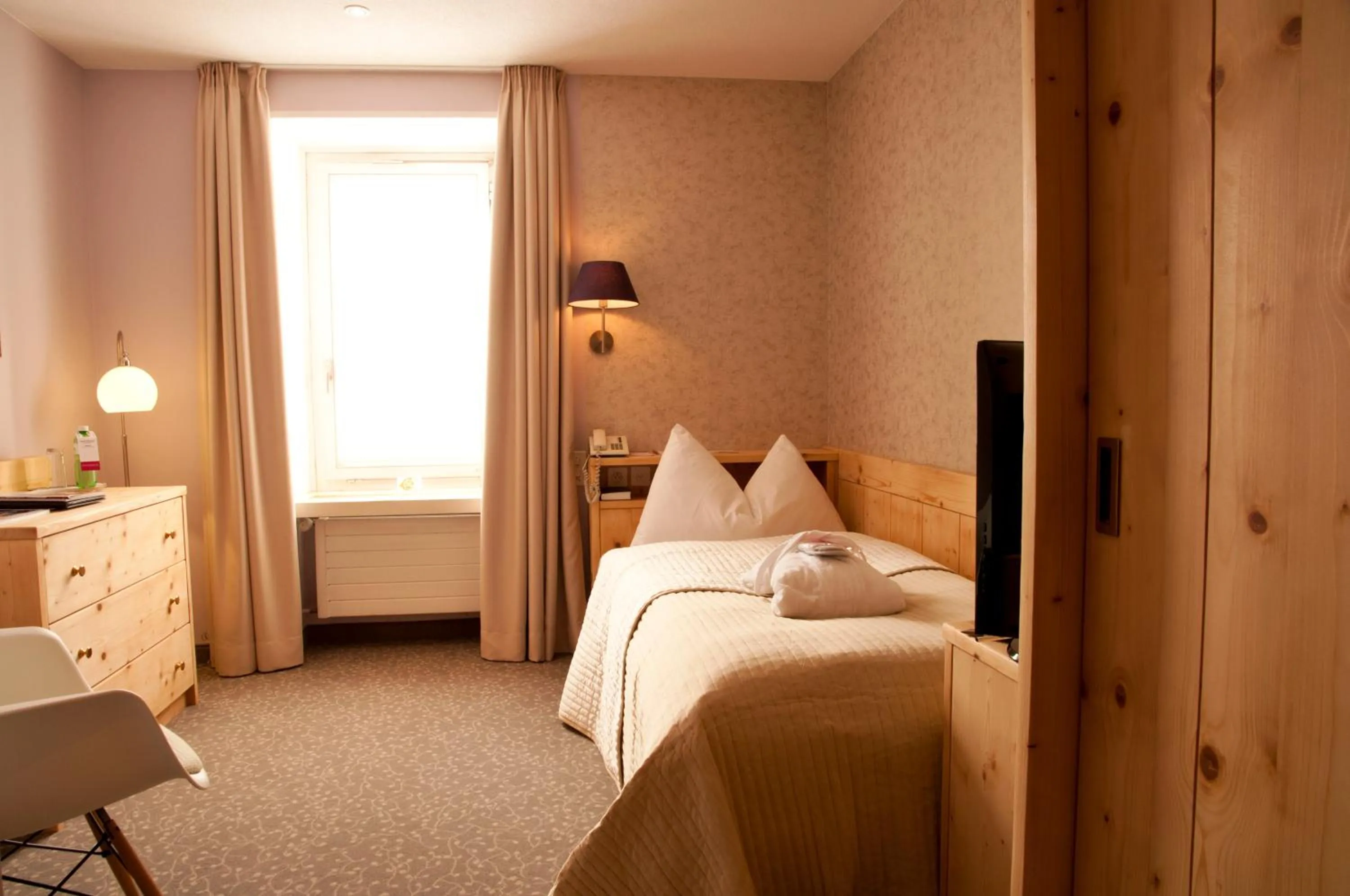 Photo of the whole room, Bed in Hotel Rosatsch