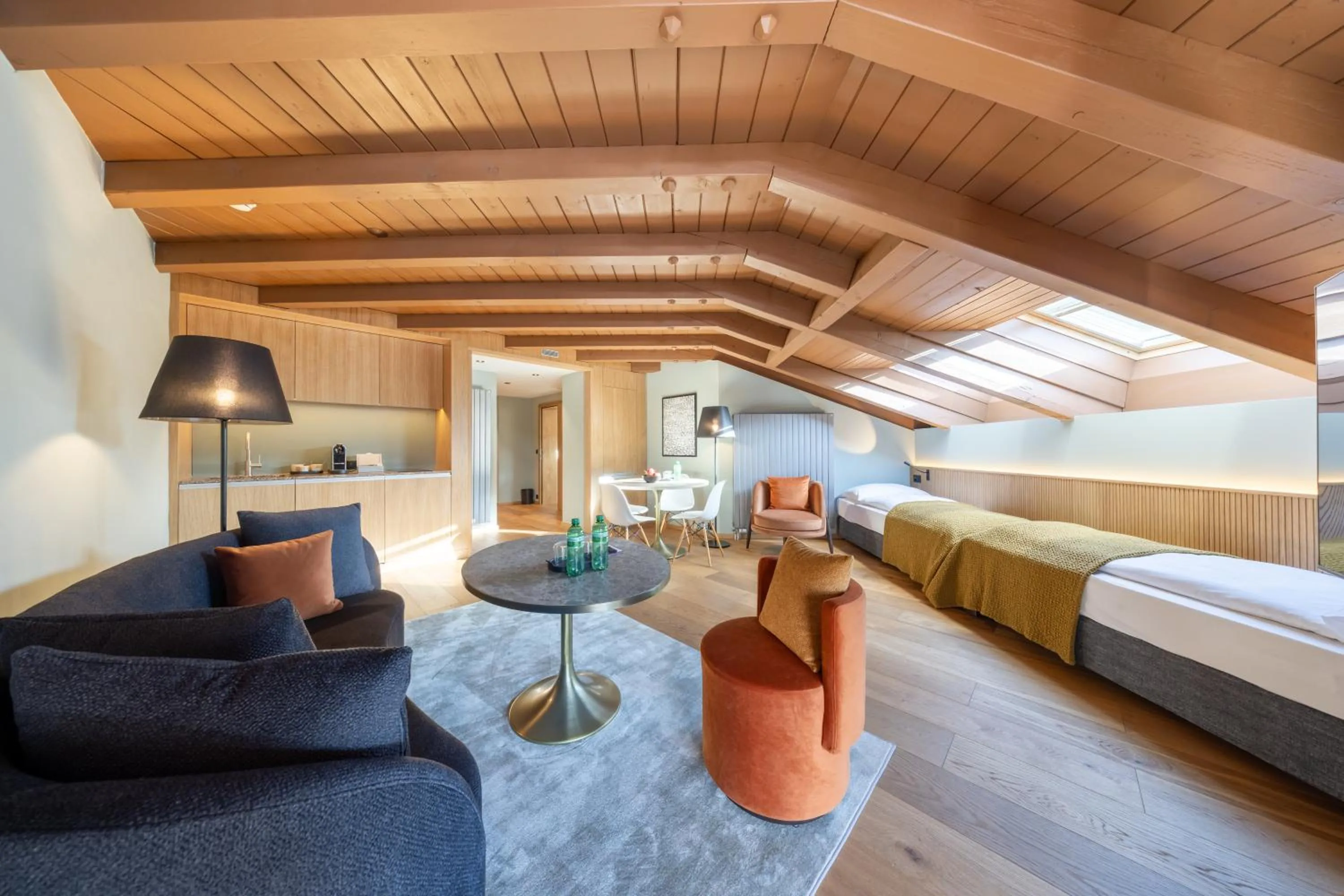 Living room, Bed in Hotel Rosatsch