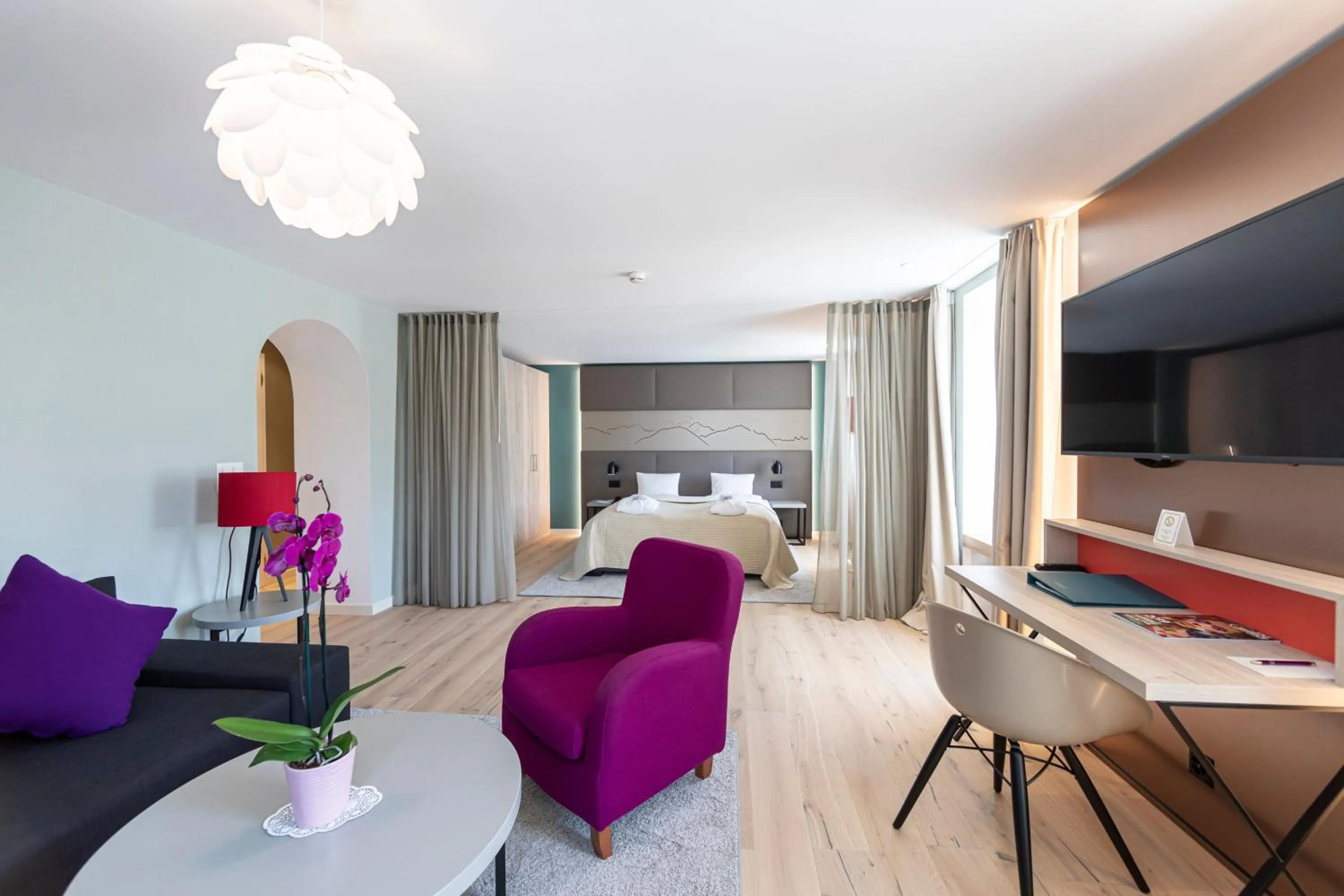 Communal lounge/ TV room, Bed in Hotel Rosatsch