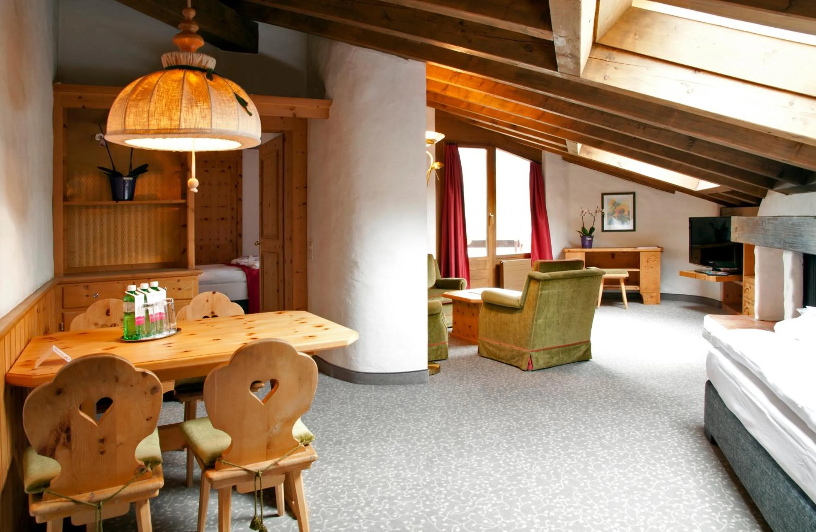 Living room, Bed in Hotel Rosatsch