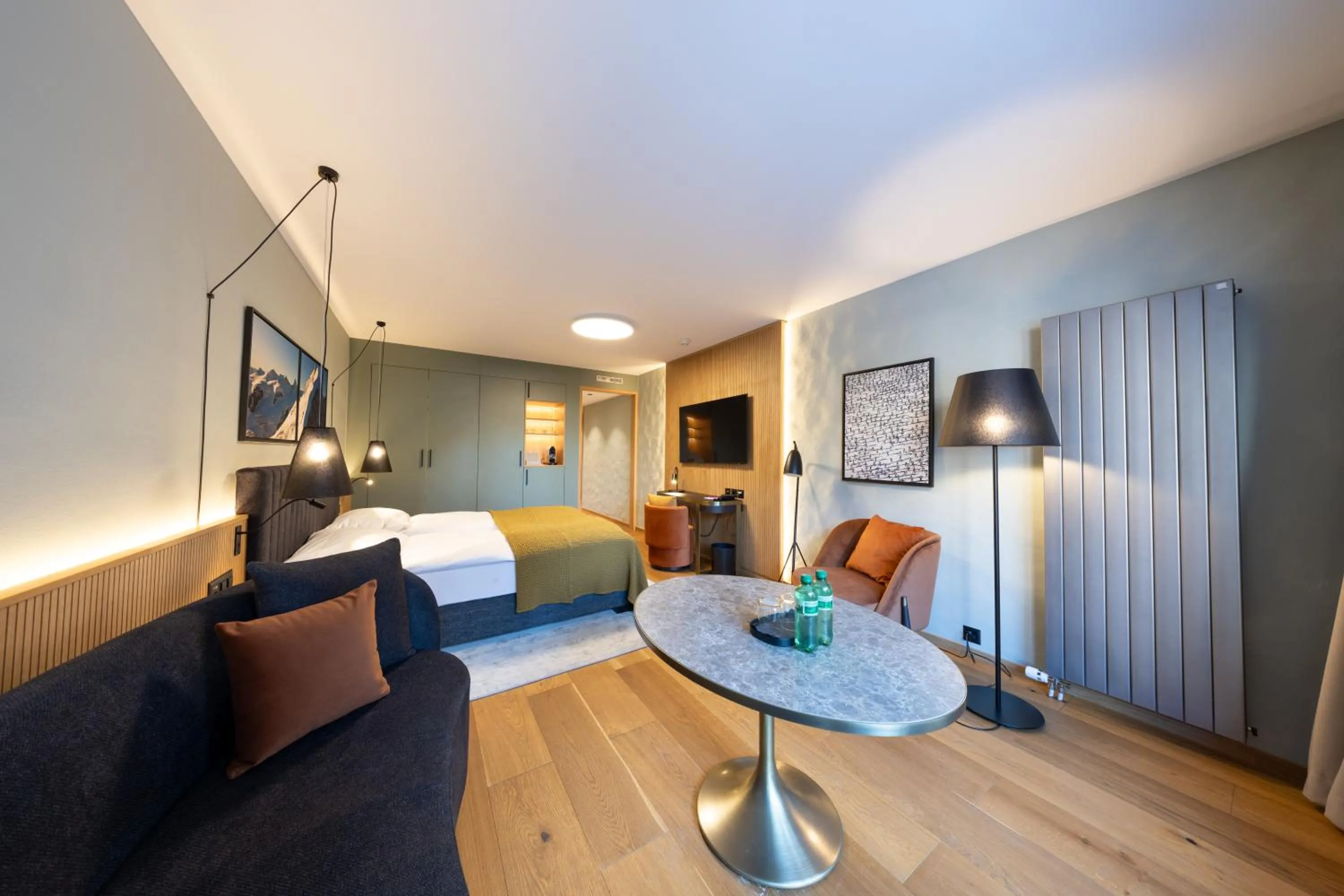 Photo of the whole room, Bed in Hotel Rosatsch