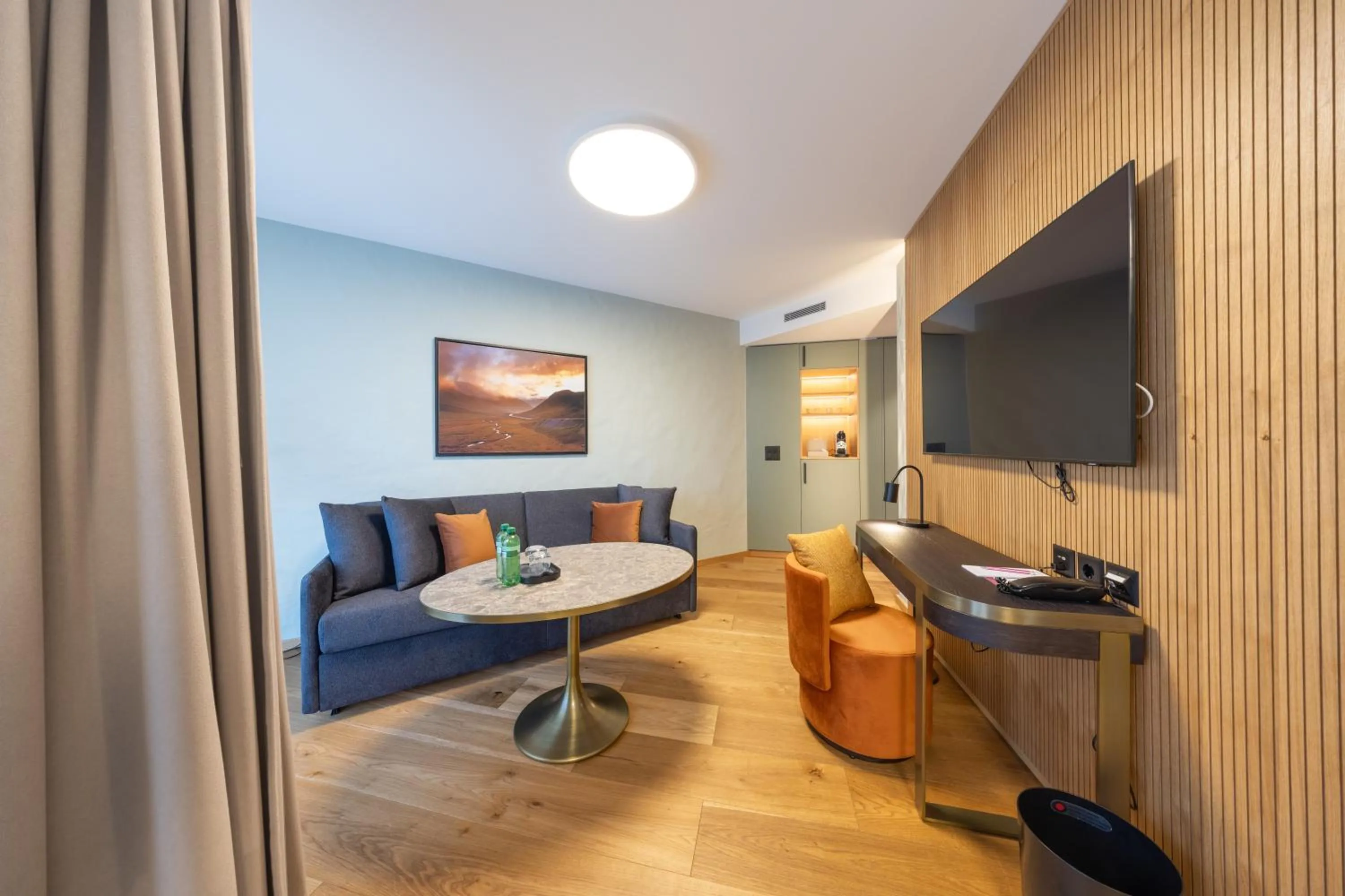 Living room, Bed in Hotel Rosatsch