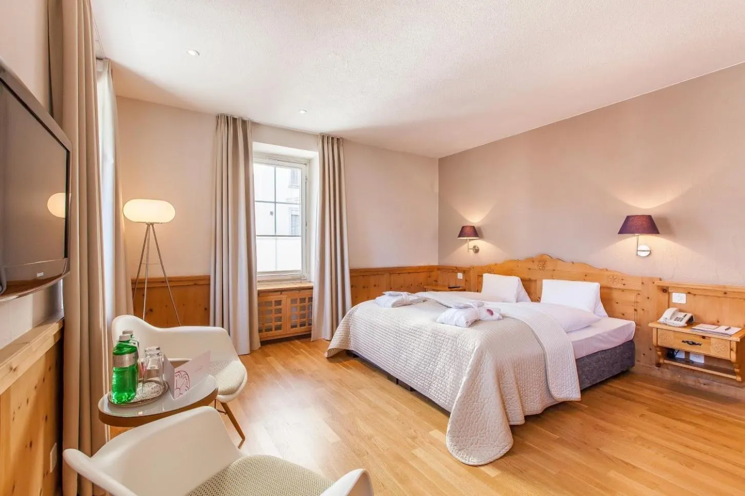 Photo of the whole room, Bed in Hotel Rosatsch