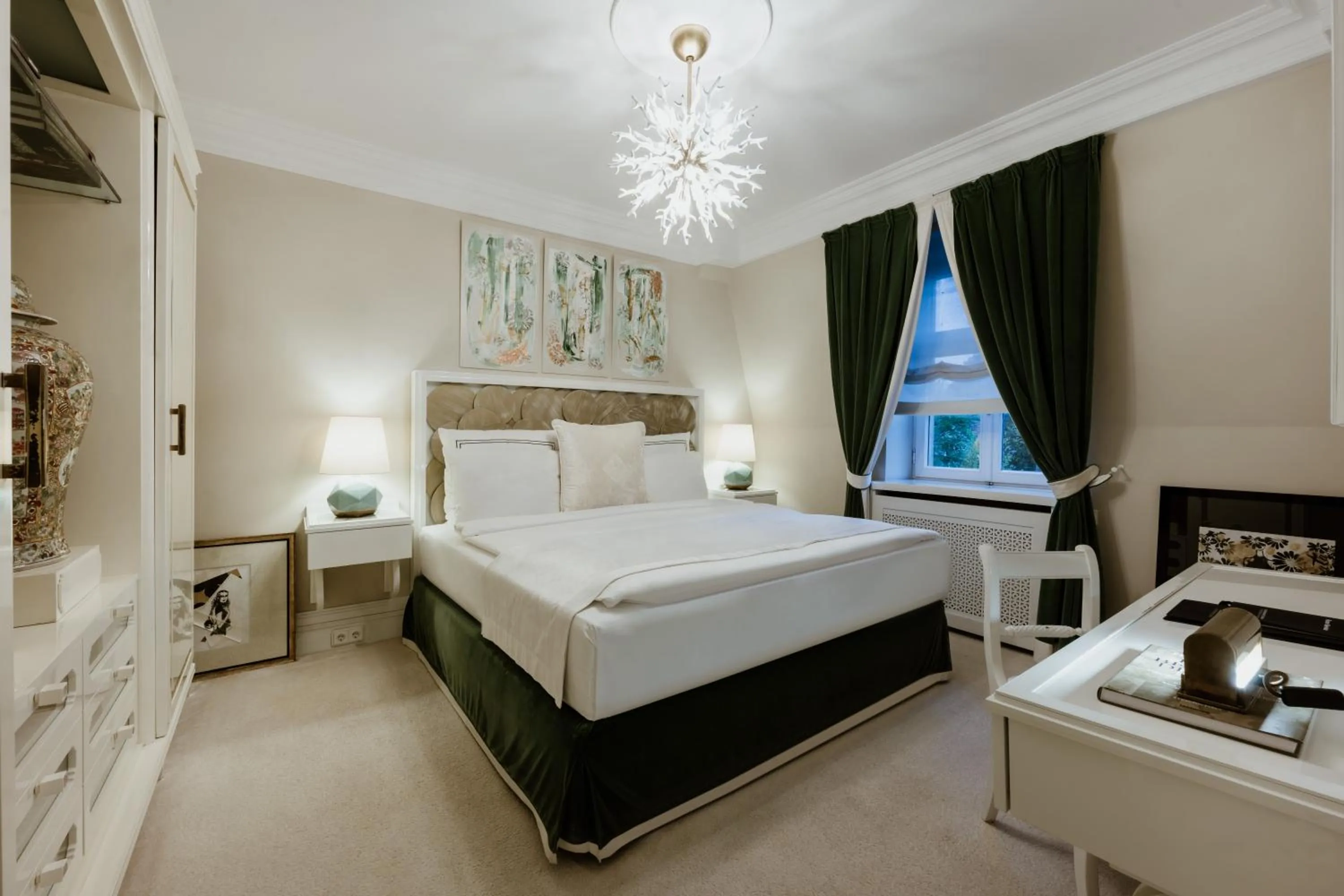 Photo of the whole room, Bed in Schlosshotel Berlin