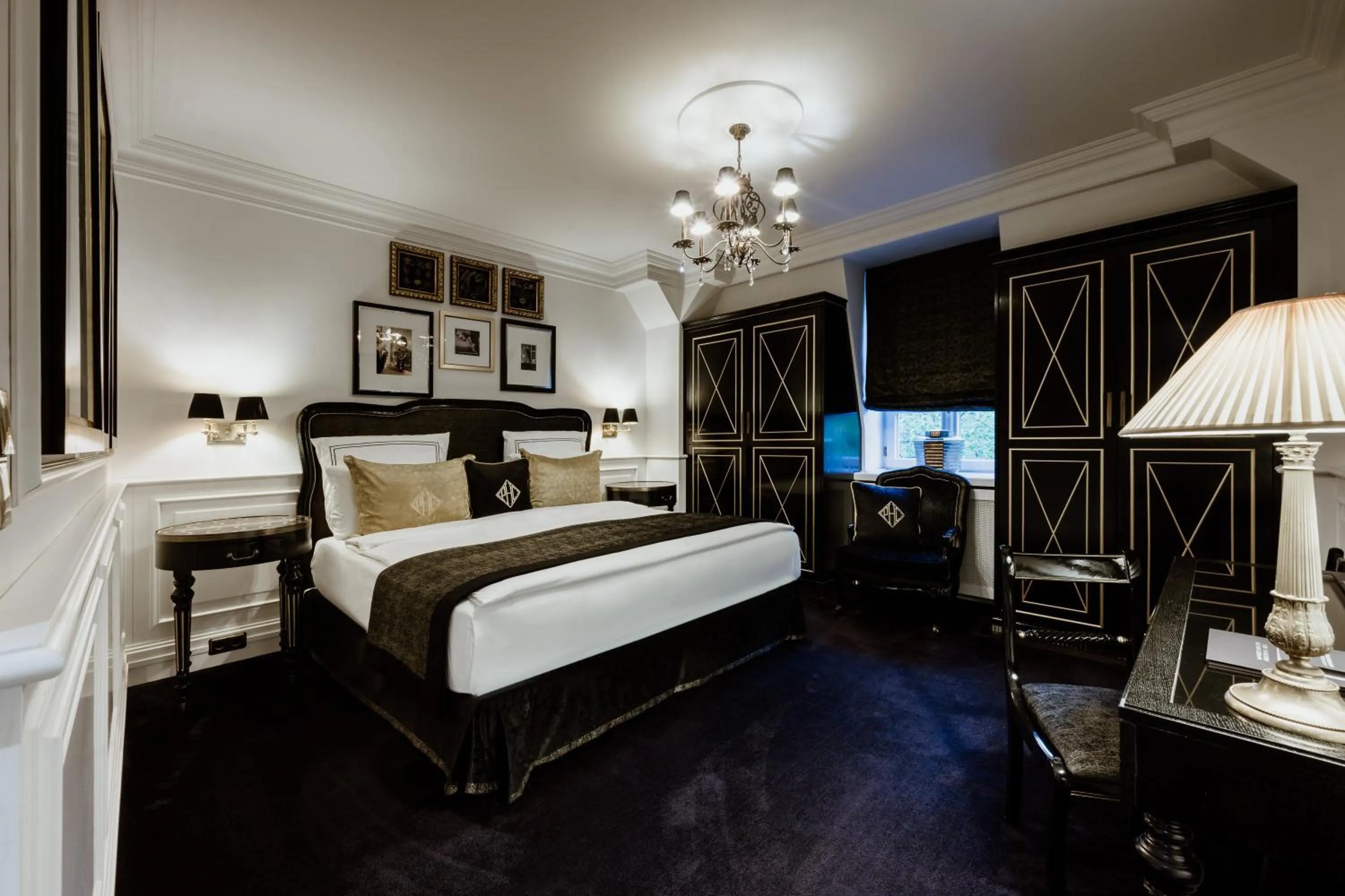 Photo of the whole room, Bed in Schlosshotel Berlin