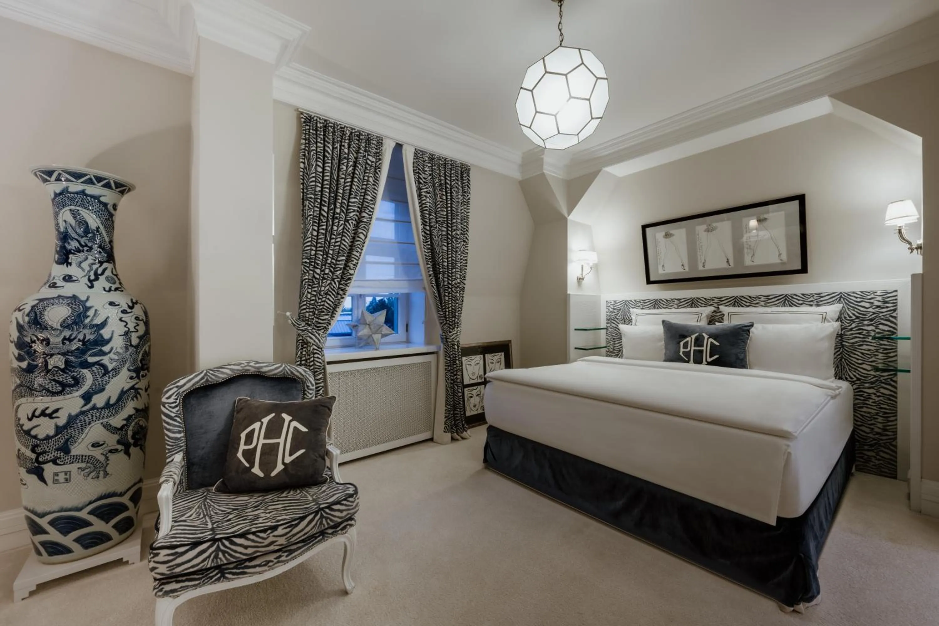 Photo of the whole room, Bed in Schlosshotel Berlin