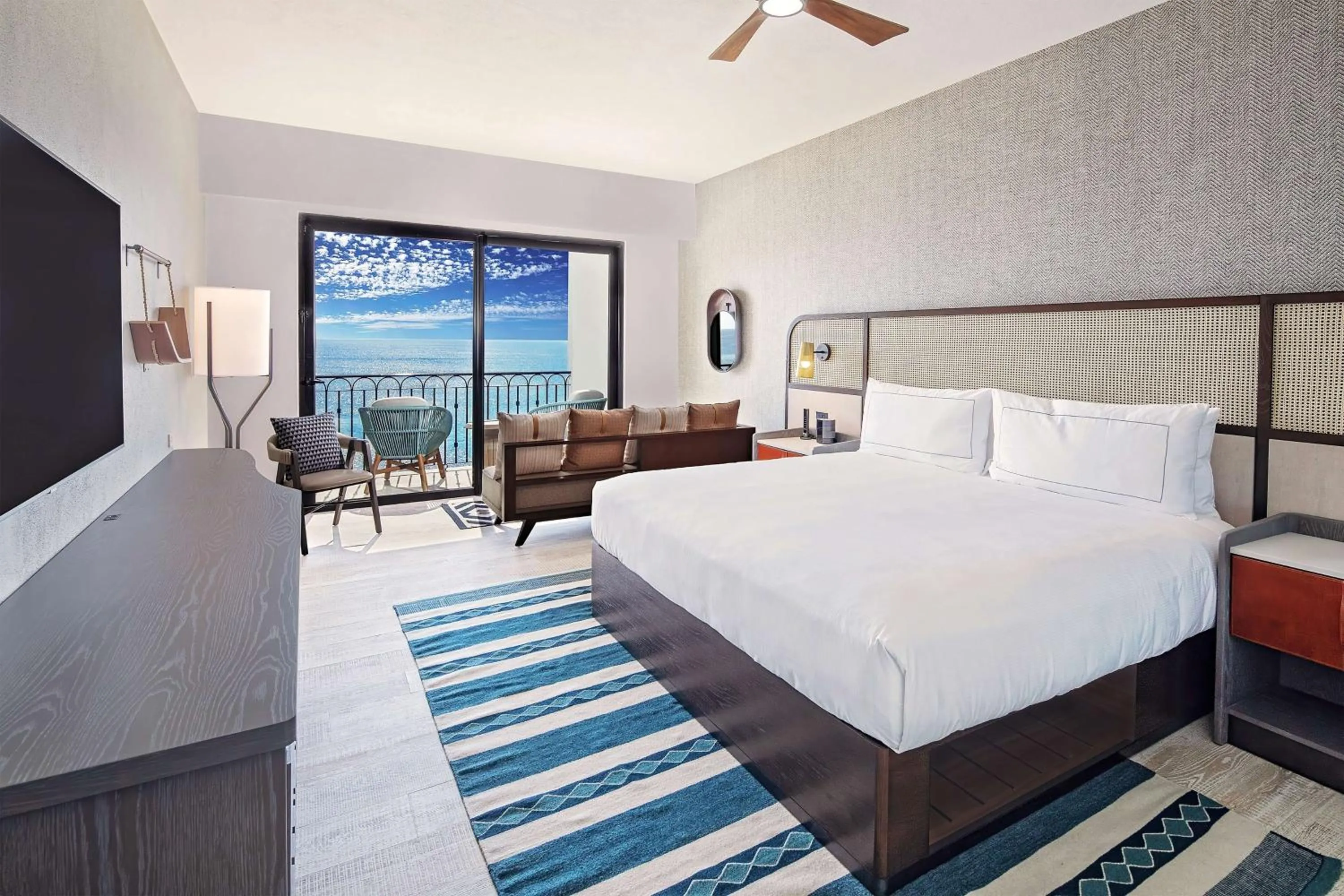 Bedroom, Bed in Hilton Grand Vacations Club La Pacifica Los Cabos