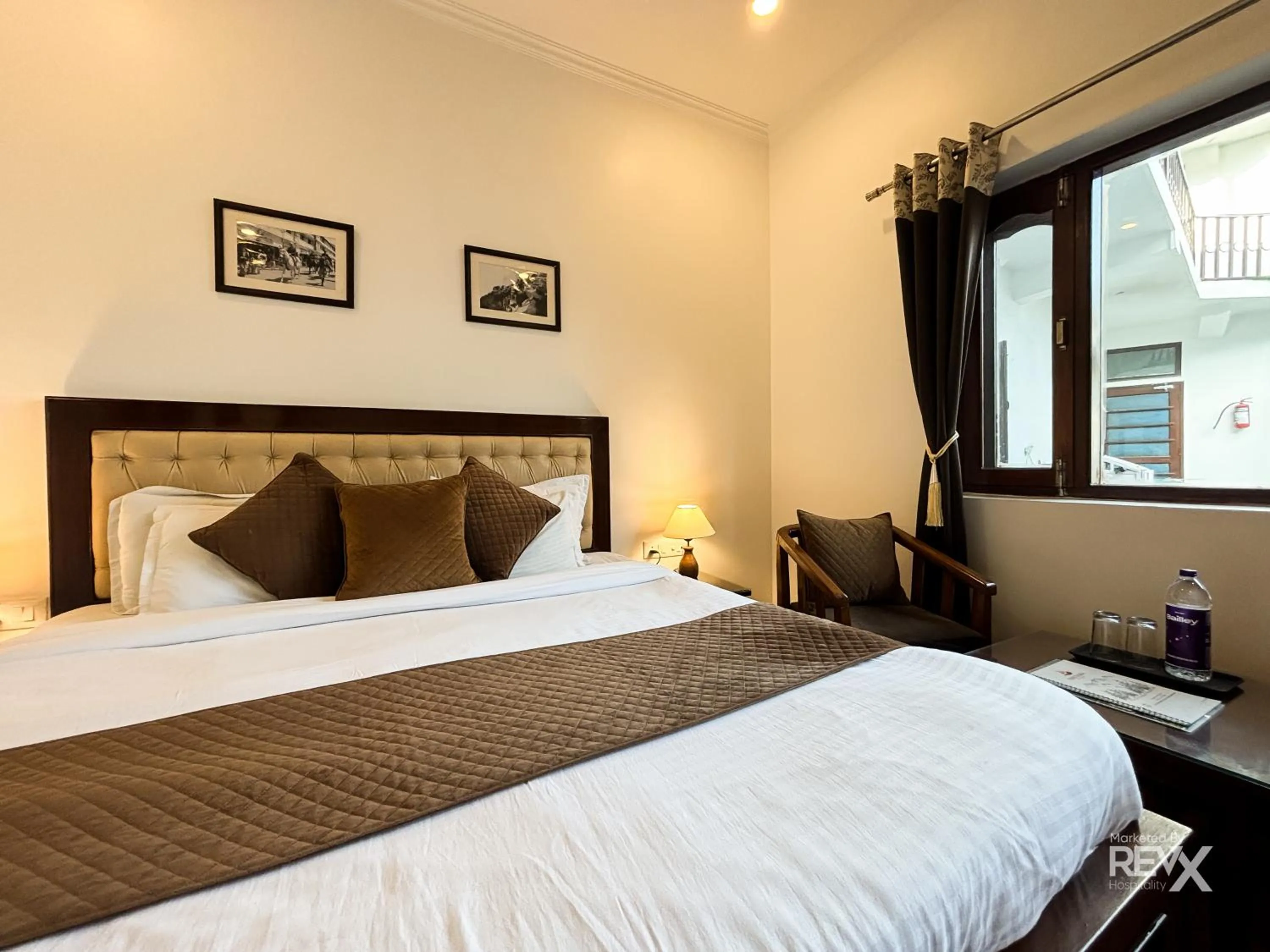 Bed in Hotel Sunny Cot - Free Mall Shuttle and Parking