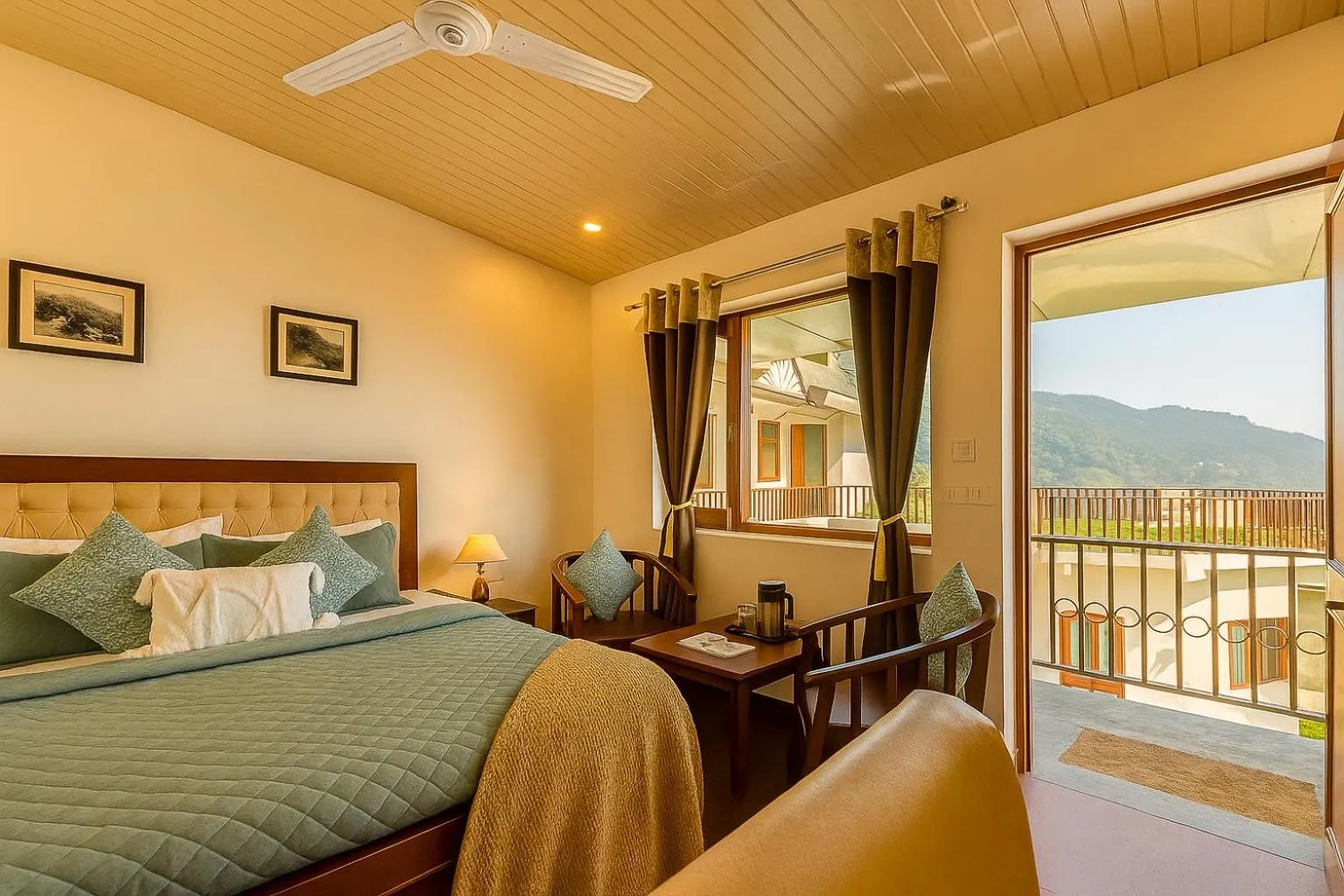 Bed in Hotel Sunny Cot - Free Mall Shuttle and Parking