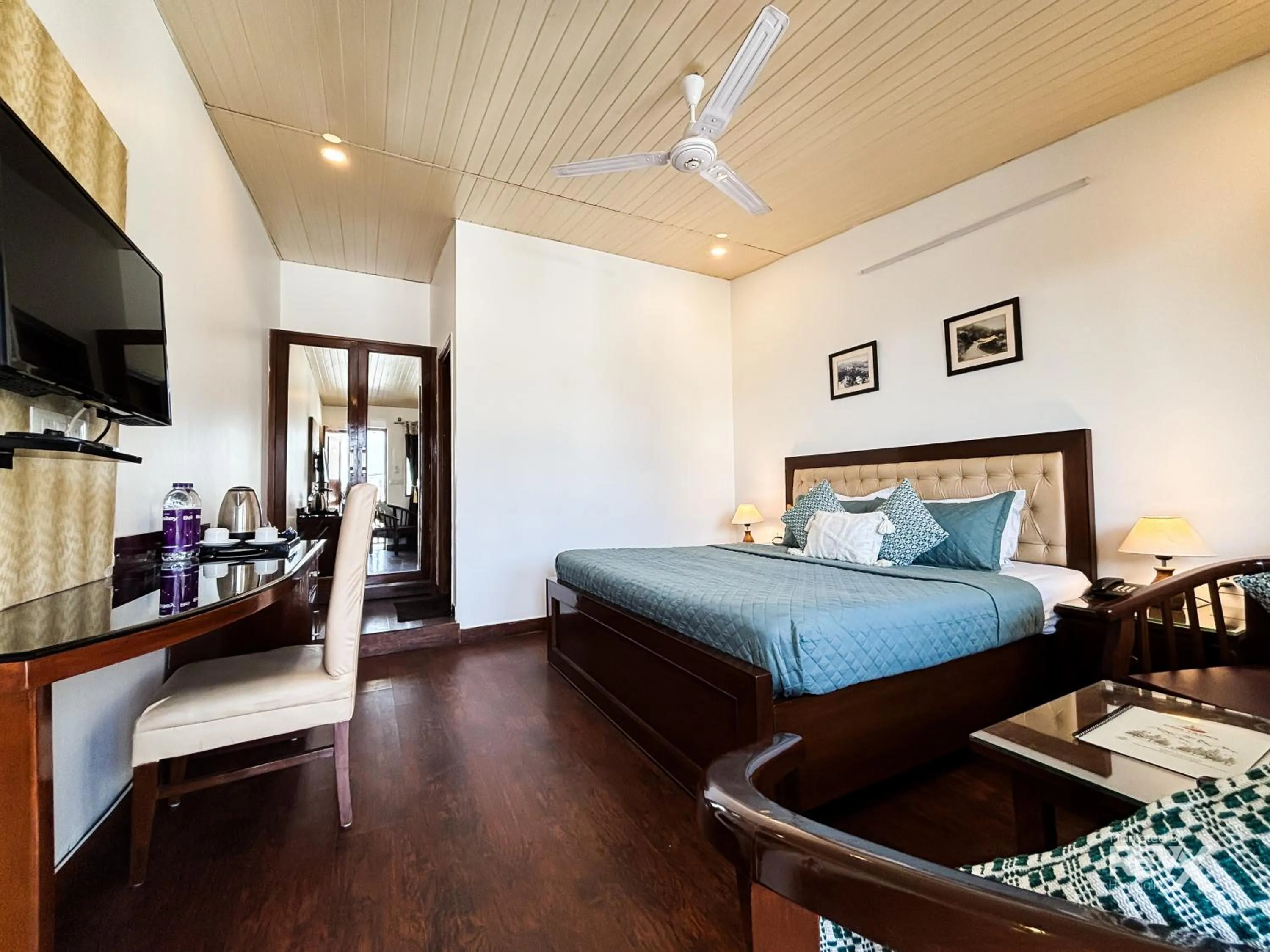 Bed in Hotel Sunny Cot - Free Mall Shuttle and Parking