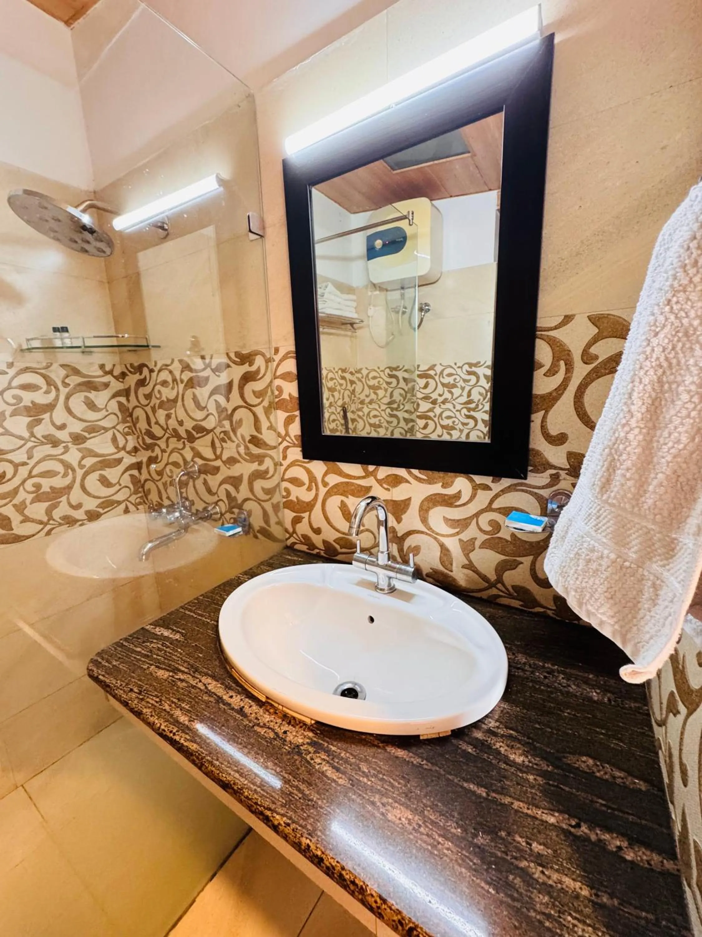 Bathroom in Hotel Sunny Cot - Free Mall Shuttle and Parking