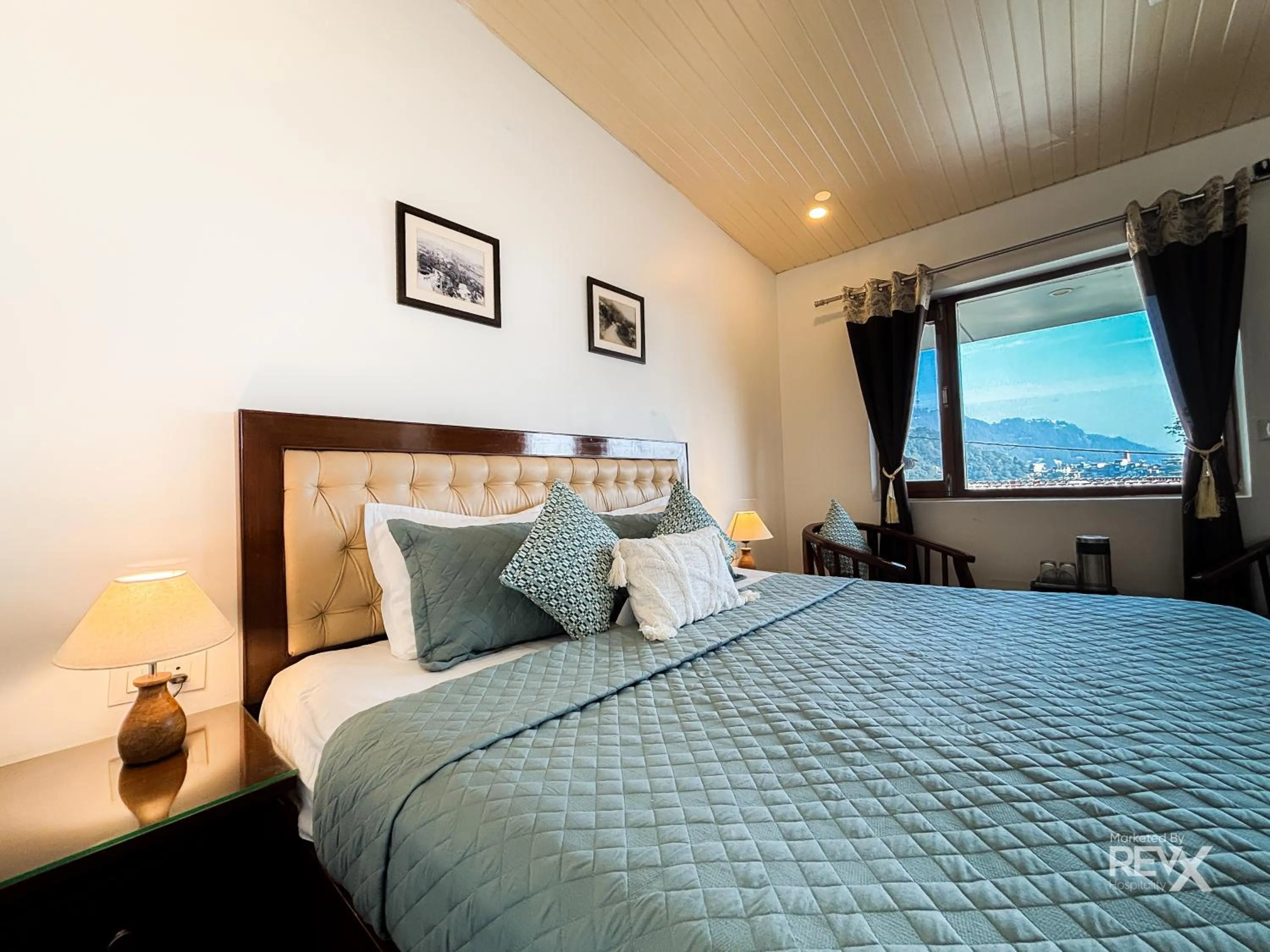 Bed in Hotel Sunny Cot - Free Mall Shuttle and Parking