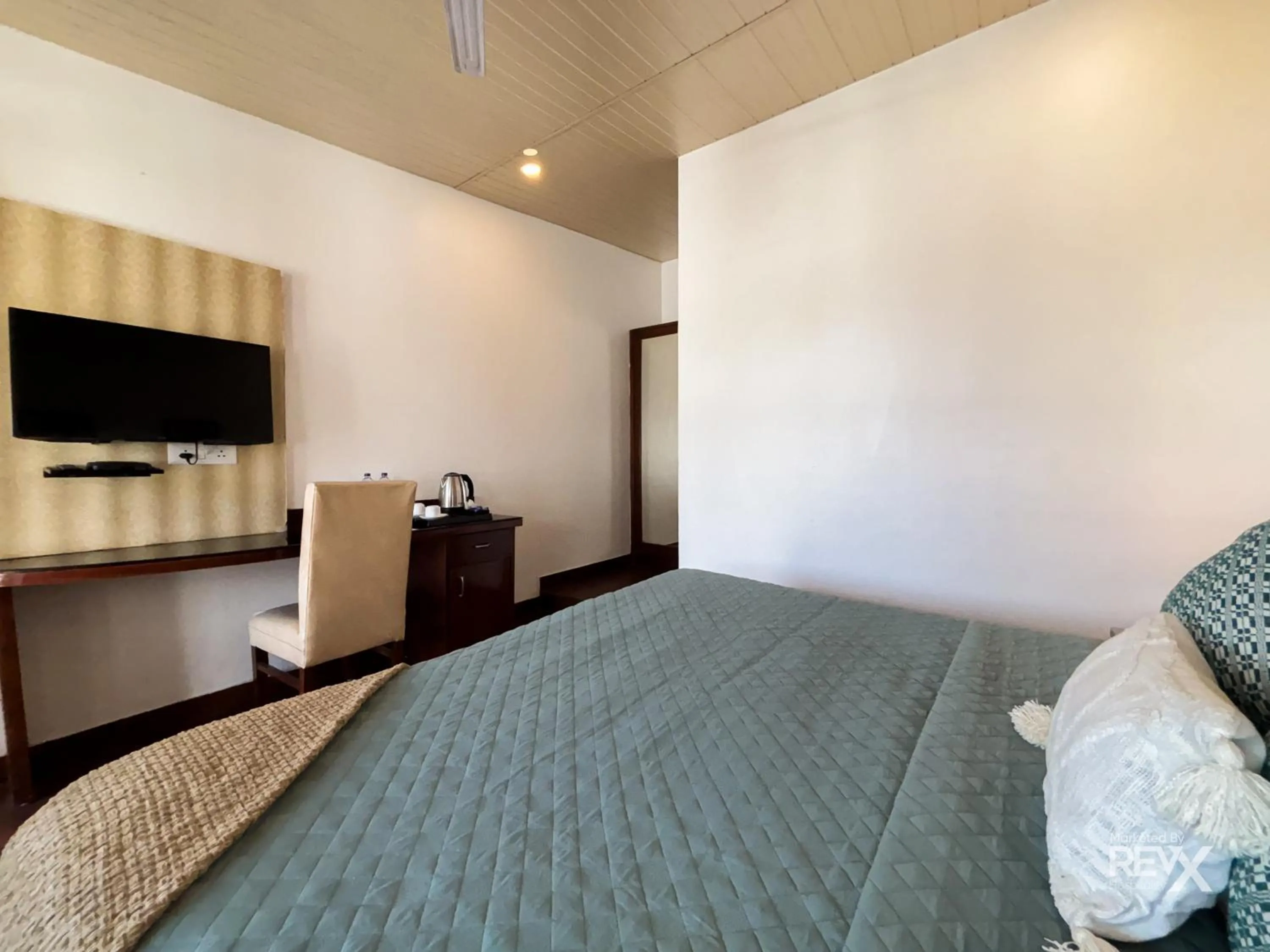 Bed in Hotel Sunny Cot - Free Mall Shuttle and Parking