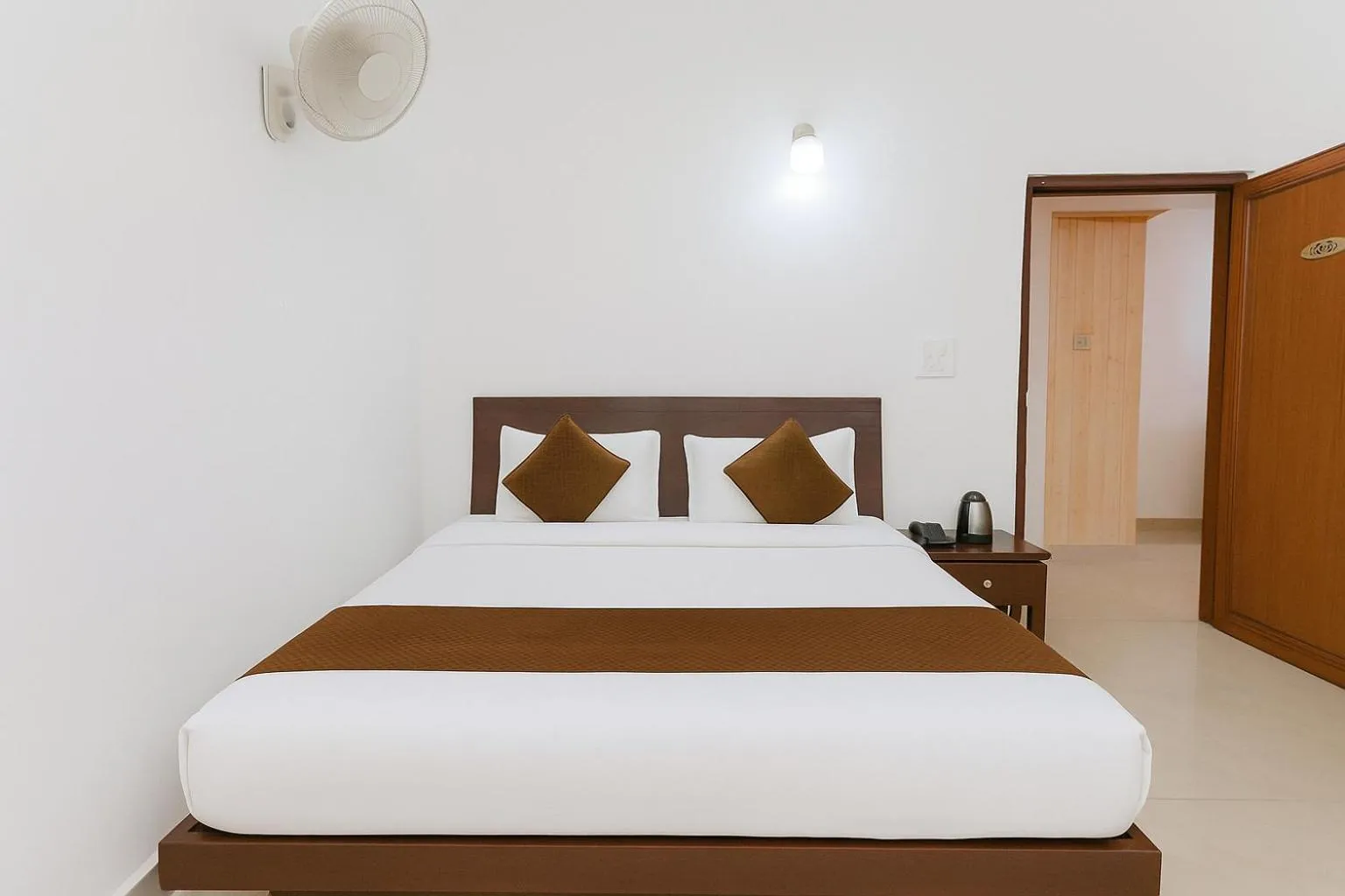 Bed in Hotel Sunny Cot - Free Mall Shuttle and Parking