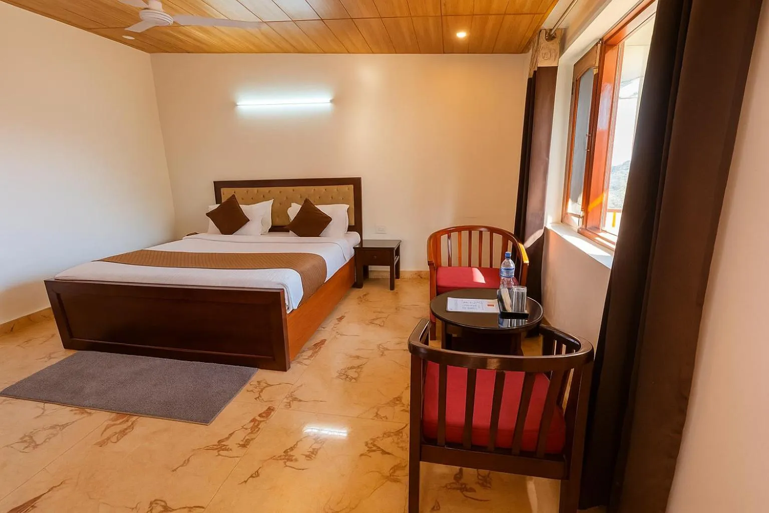 Bed in Hotel Sunny Cot - Free Mall Shuttle and Parking