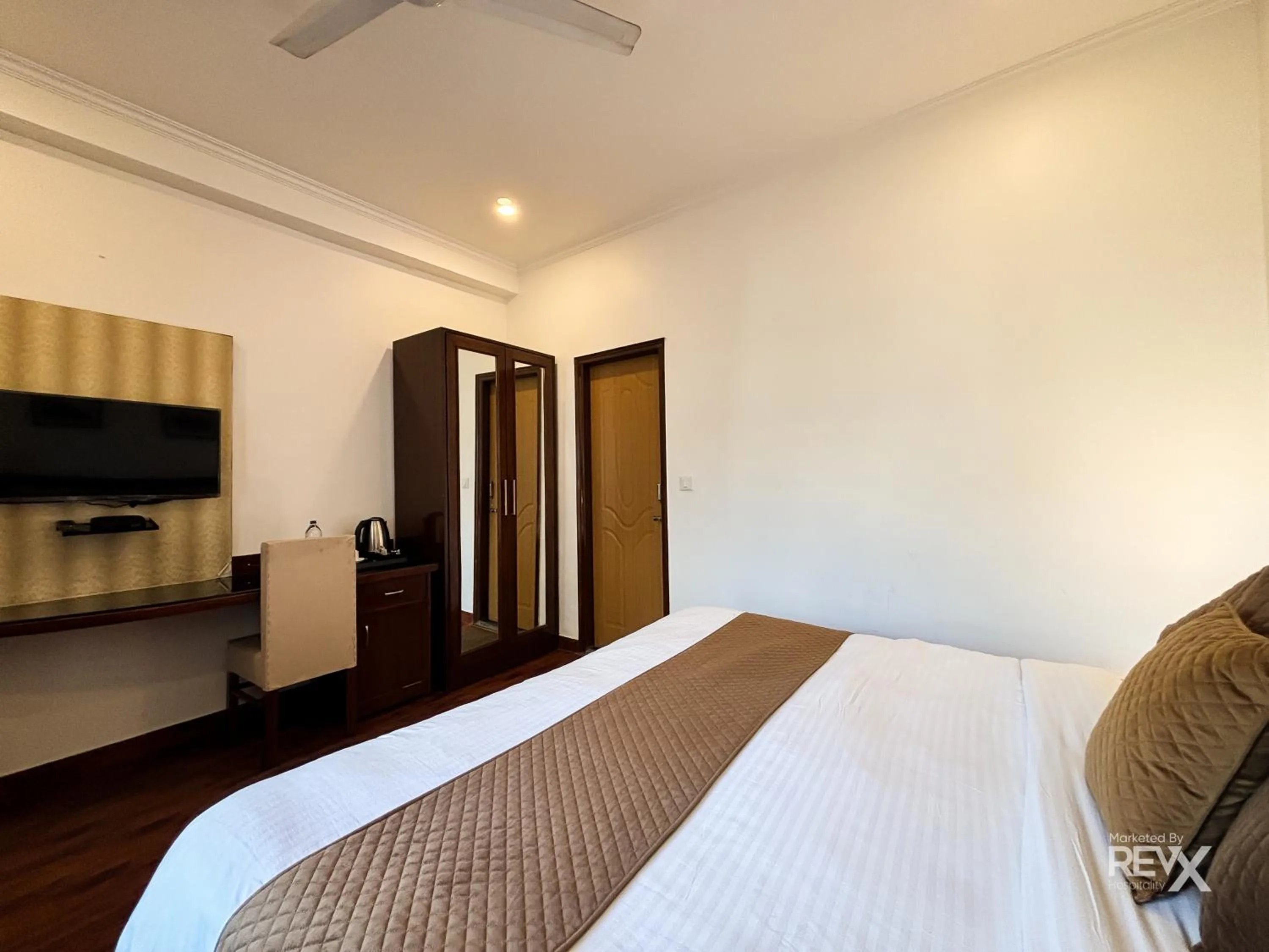 Bed in Hotel Sunny Cot - Free Mall Shuttle and Parking