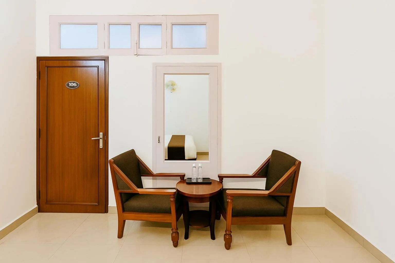 Seating area in Hotel Sunny Cot - Free Mall Shuttle and Parking