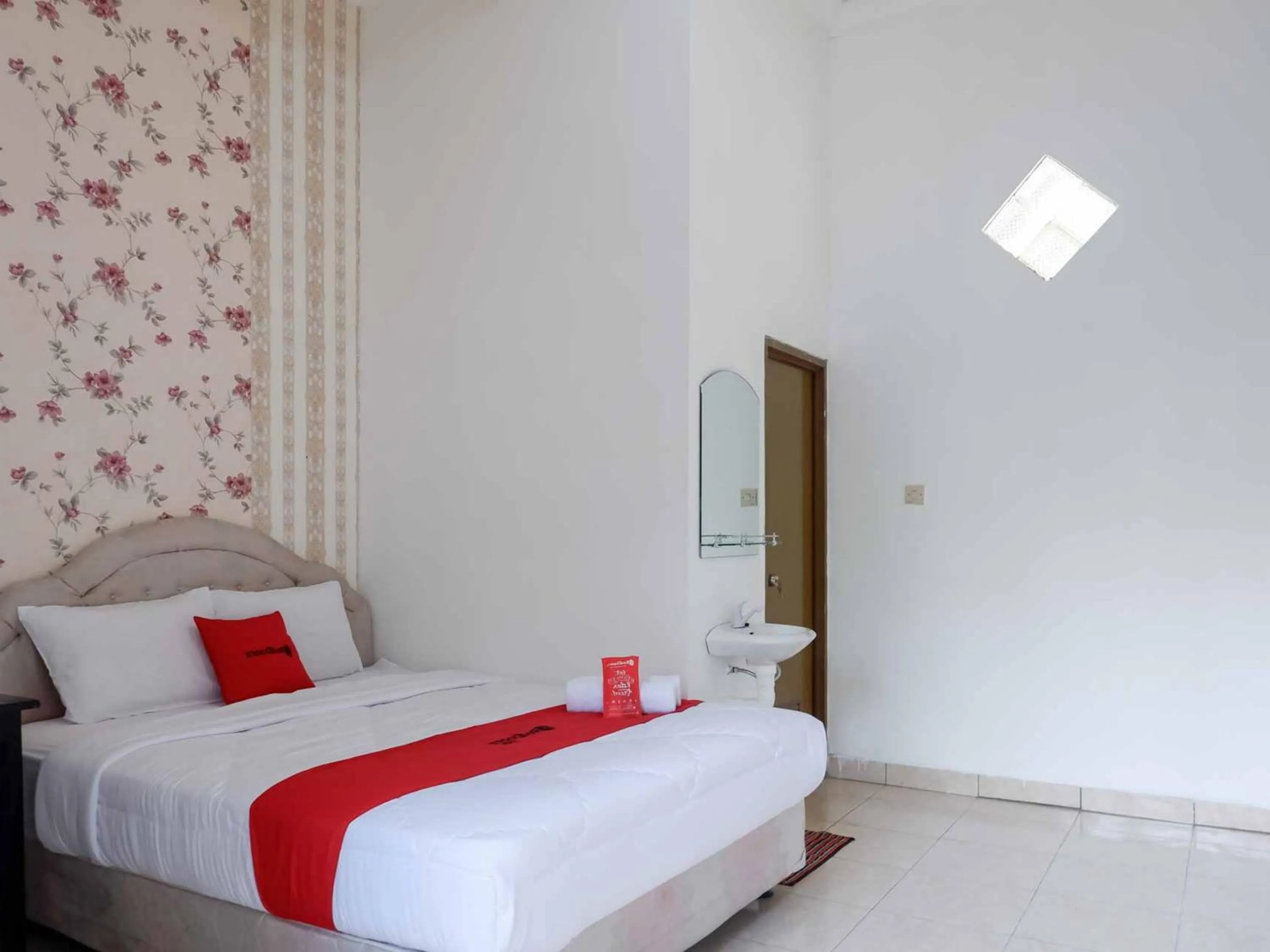 Bedroom, Bed in RedDoorz near RSUD Nganjuk