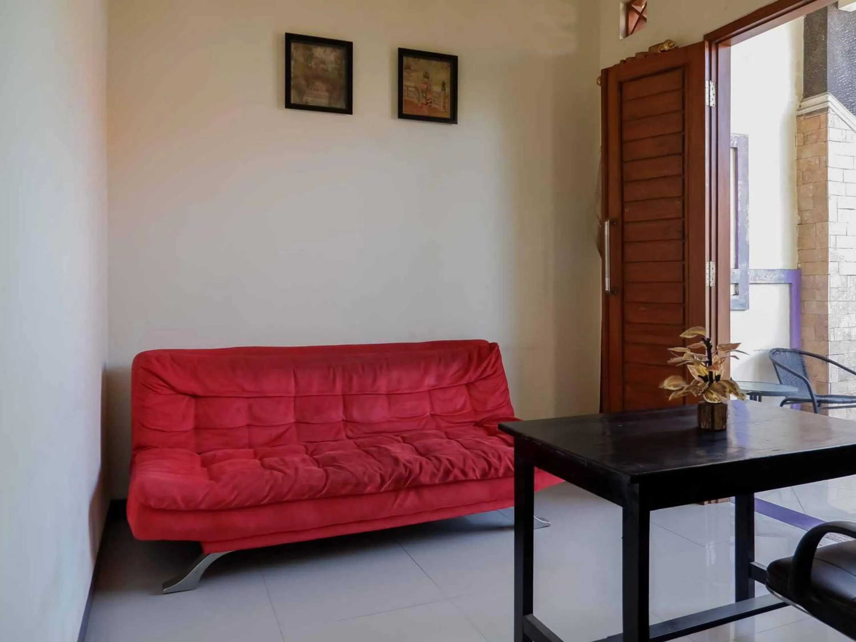 Seating area in RedDoorz near RSUD Nganjuk