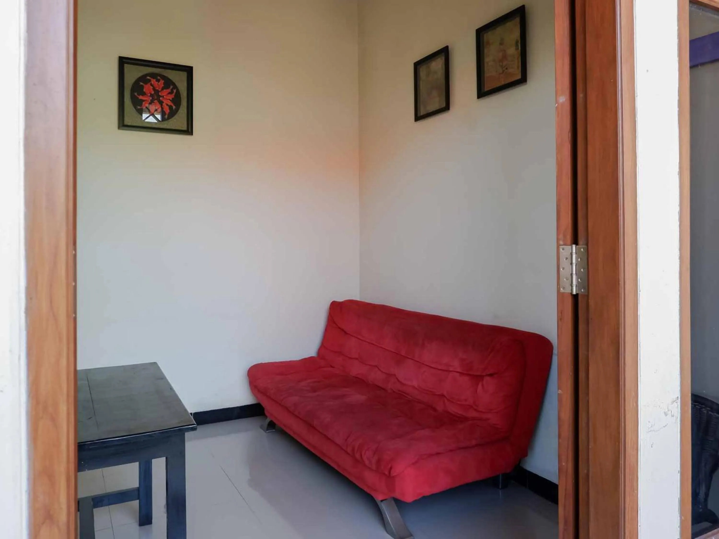 Seating area in RedDoorz near RSUD Nganjuk