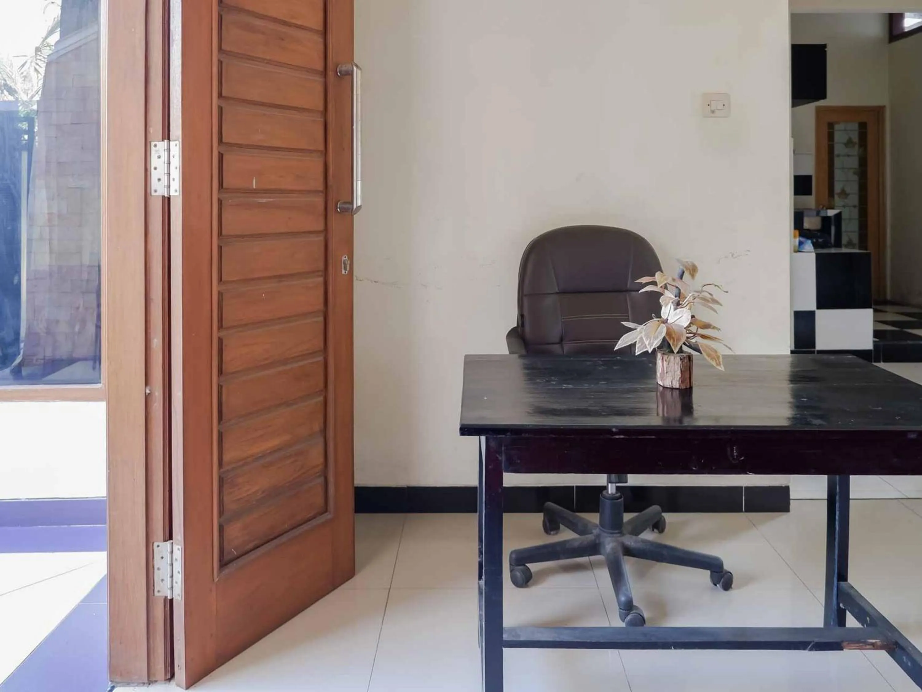 Lobby or reception in RedDoorz near RSUD Nganjuk