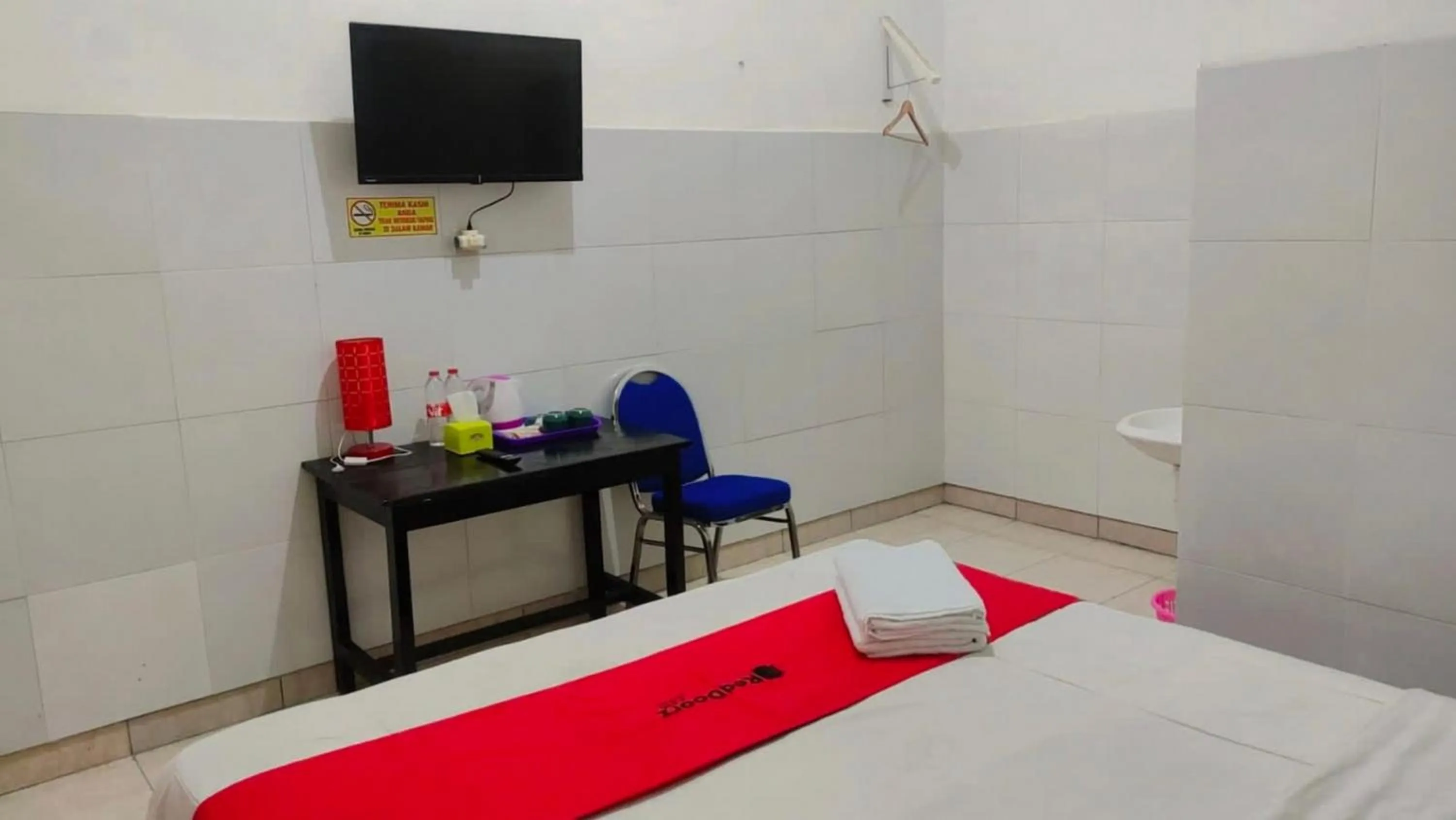 Bedroom, Bed in RedDoorz near RSUD Nganjuk