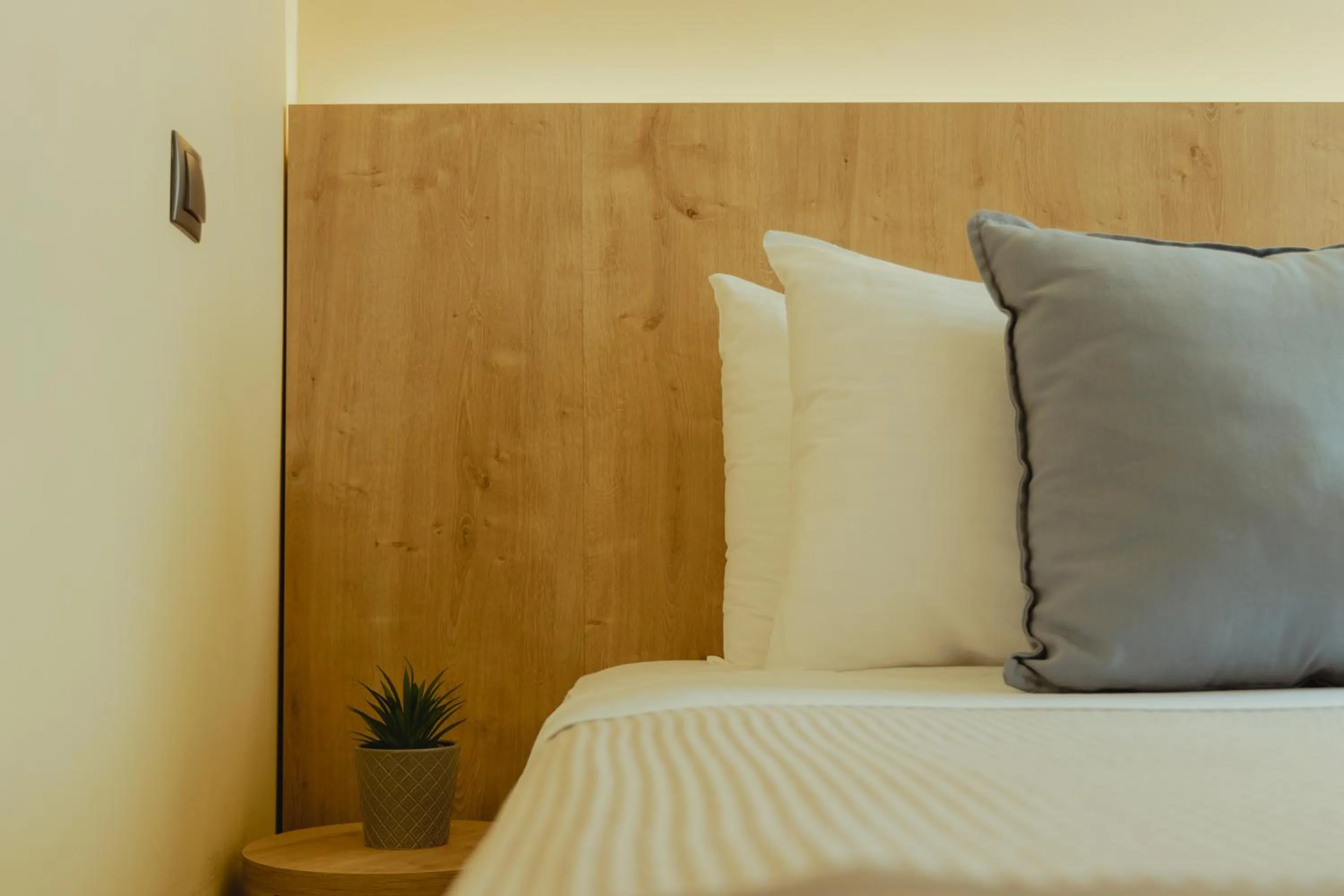 Bedroom, Bed in Metis Urbane Living Spaces