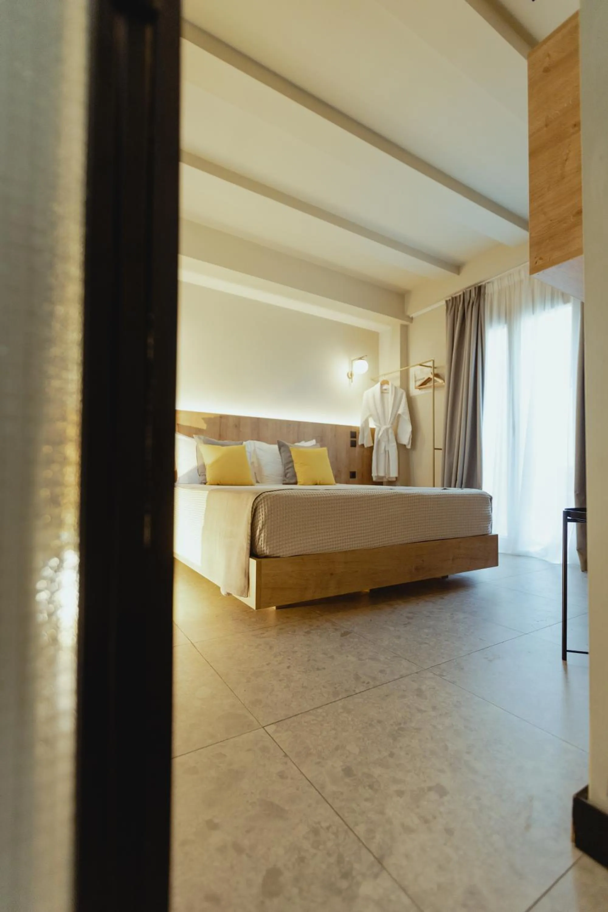 Bedroom, Bed in Metis Urbane Living Spaces