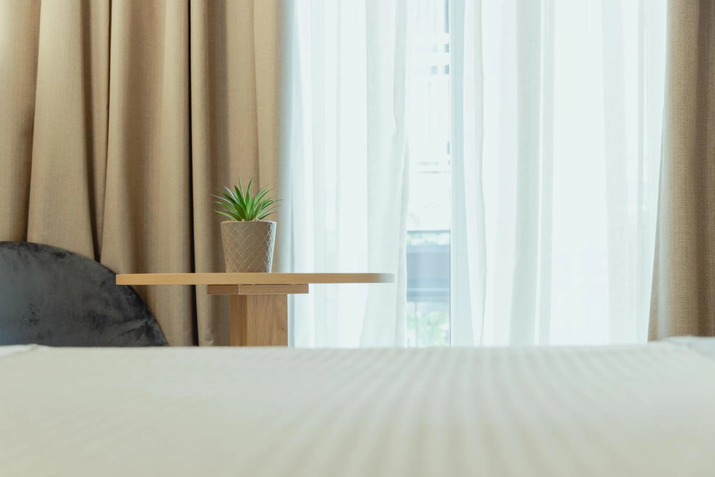 Bedroom, Bed in Metis Urbane Living Spaces