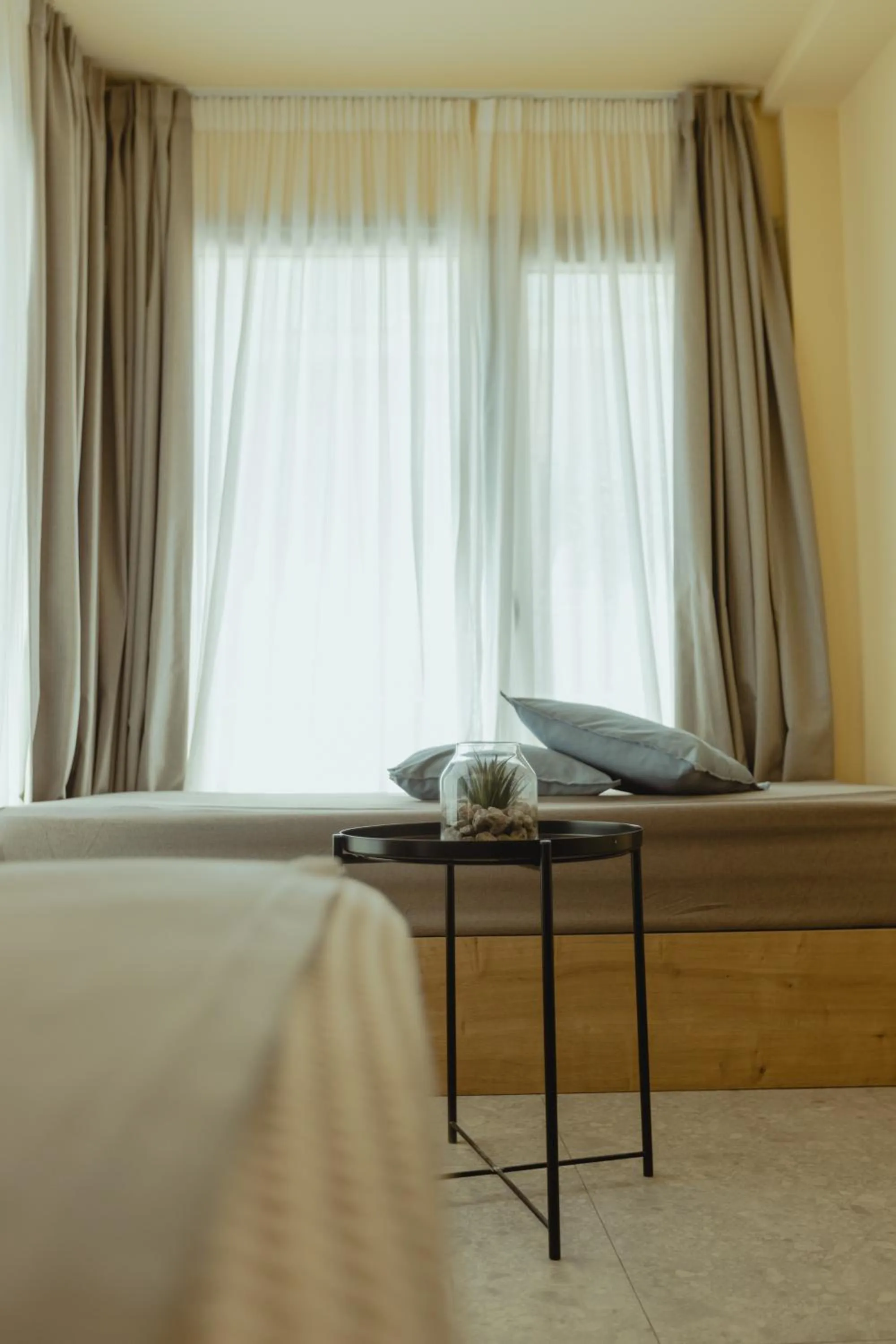 Bedroom, Bed in Metis Urbane Living Spaces