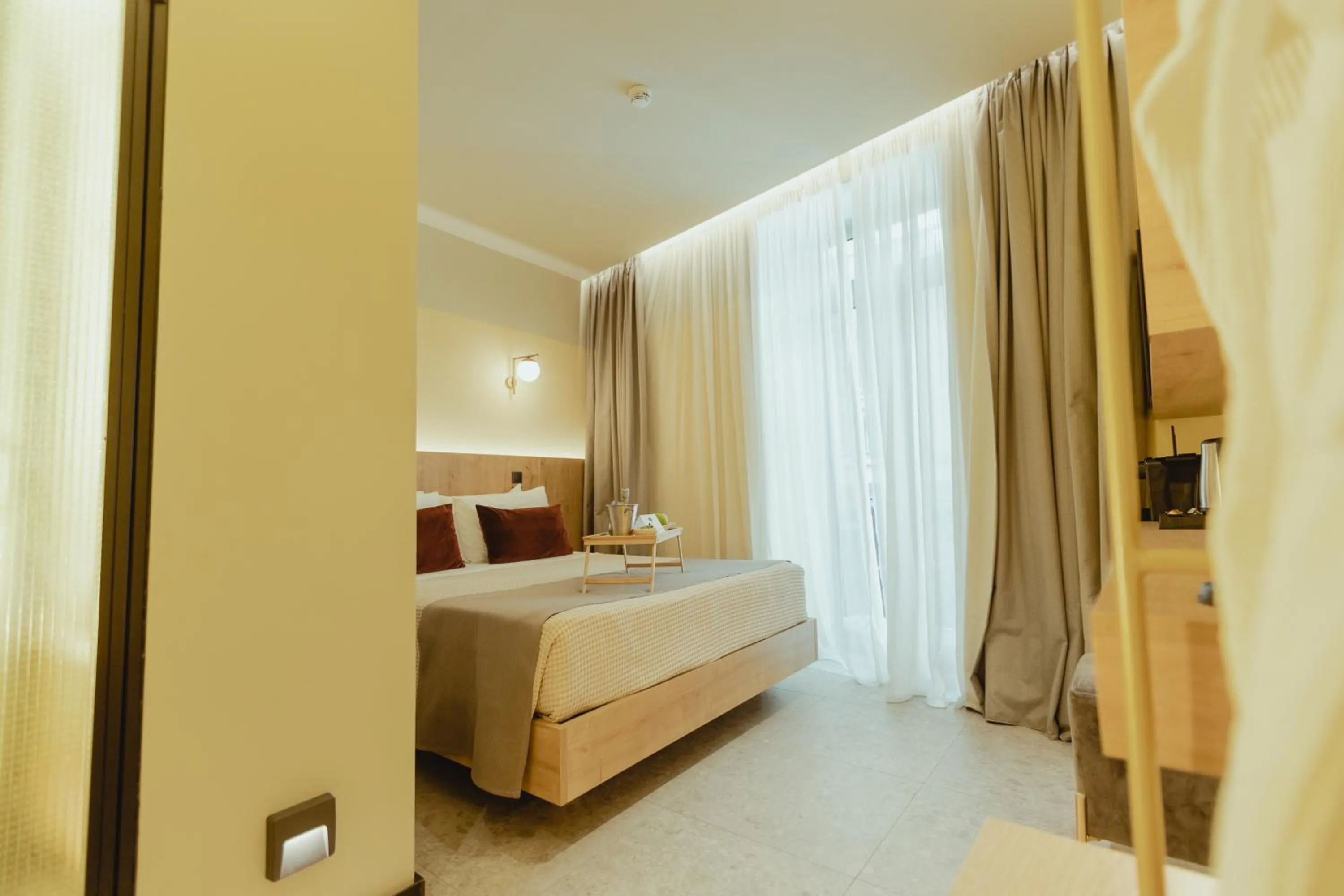 Bedroom, Bed in Metis Urbane Living Spaces