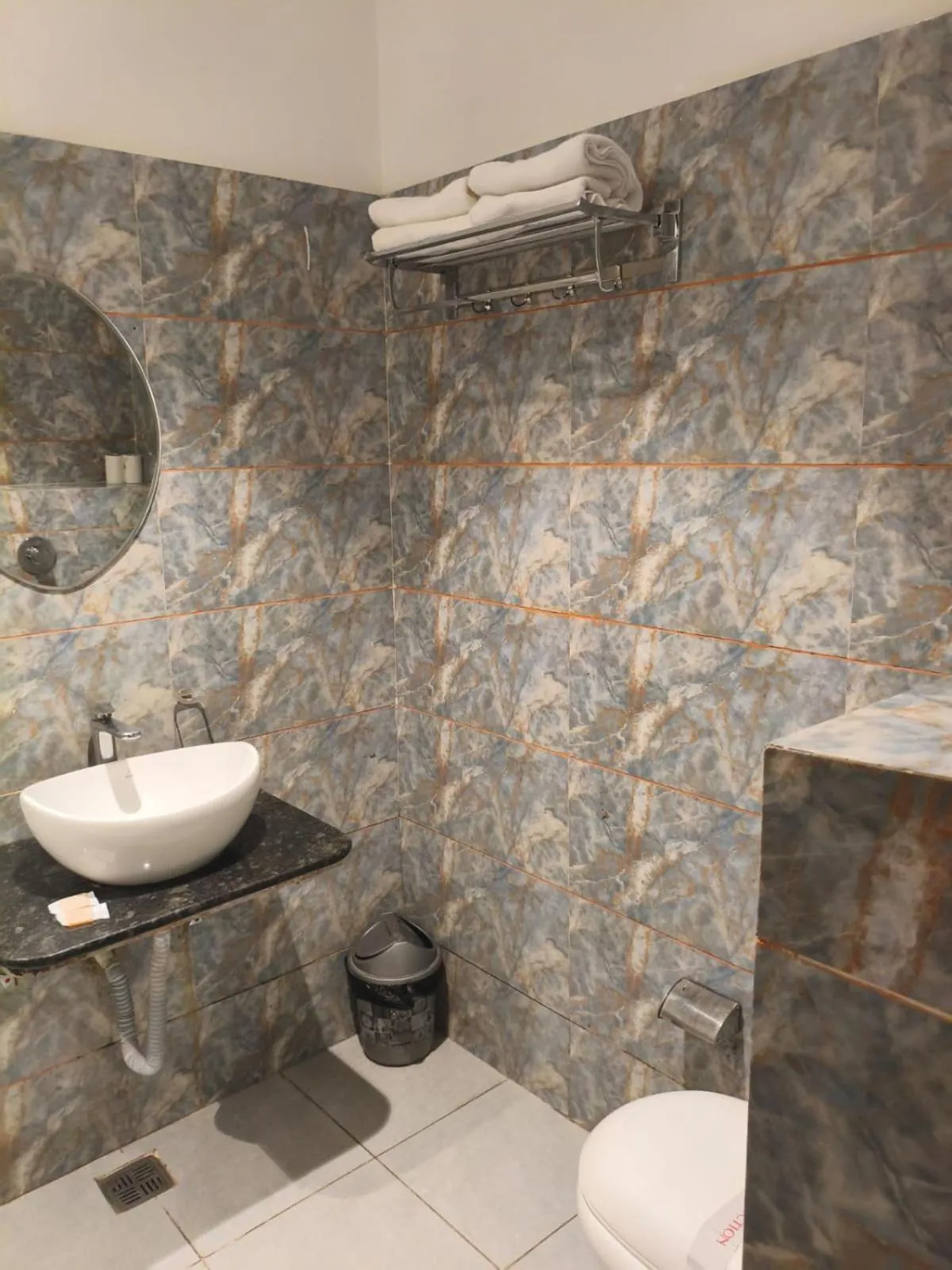 Bathroom in Luxe Stayz Avi Inn