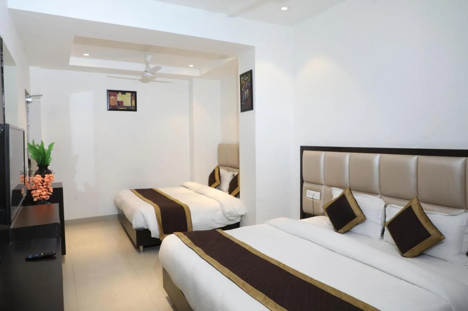 Bedroom, Bed in Luxe Stayz Avi Inn