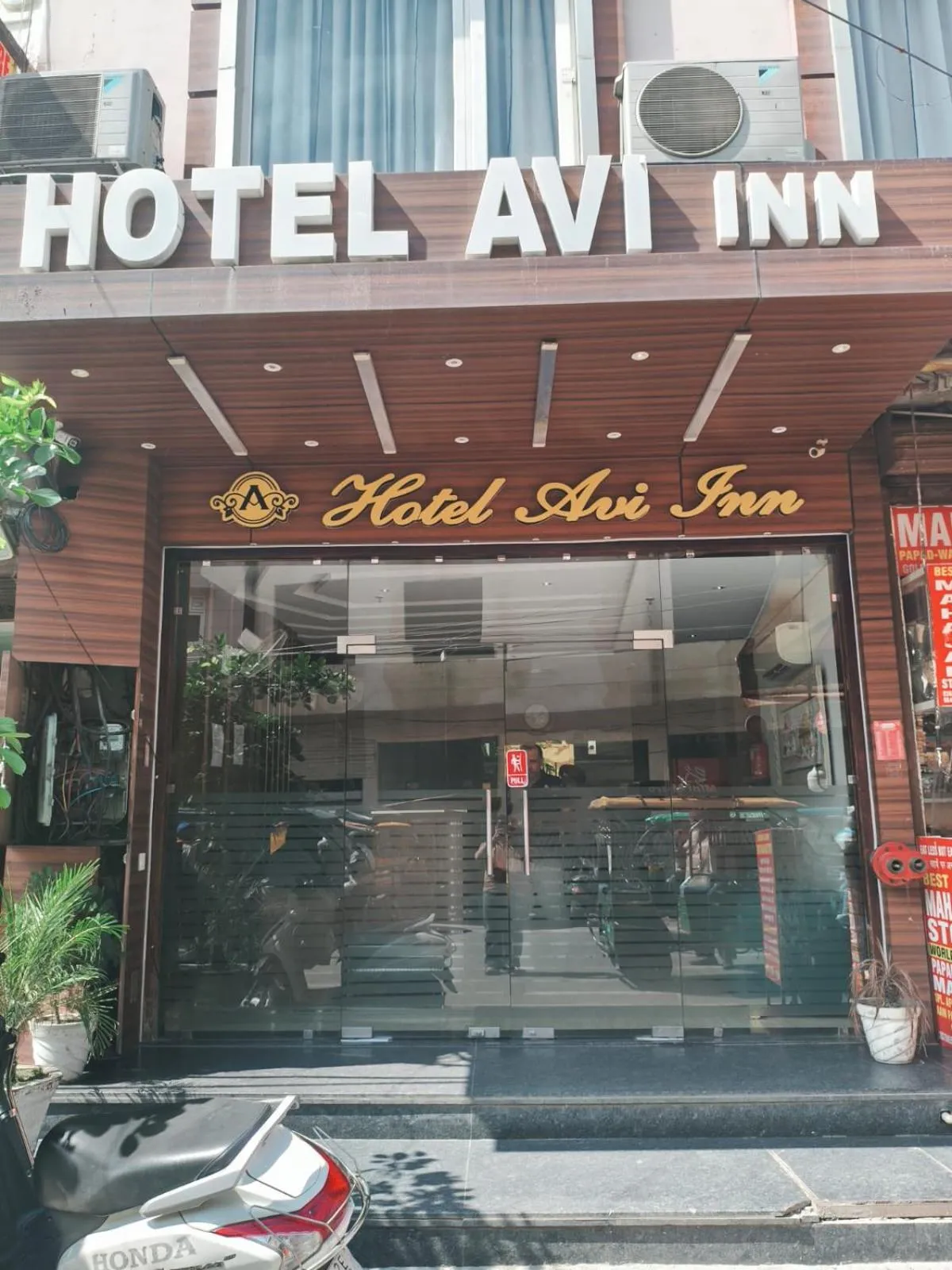 Facade/entrance in Luxe Stayz Avi Inn