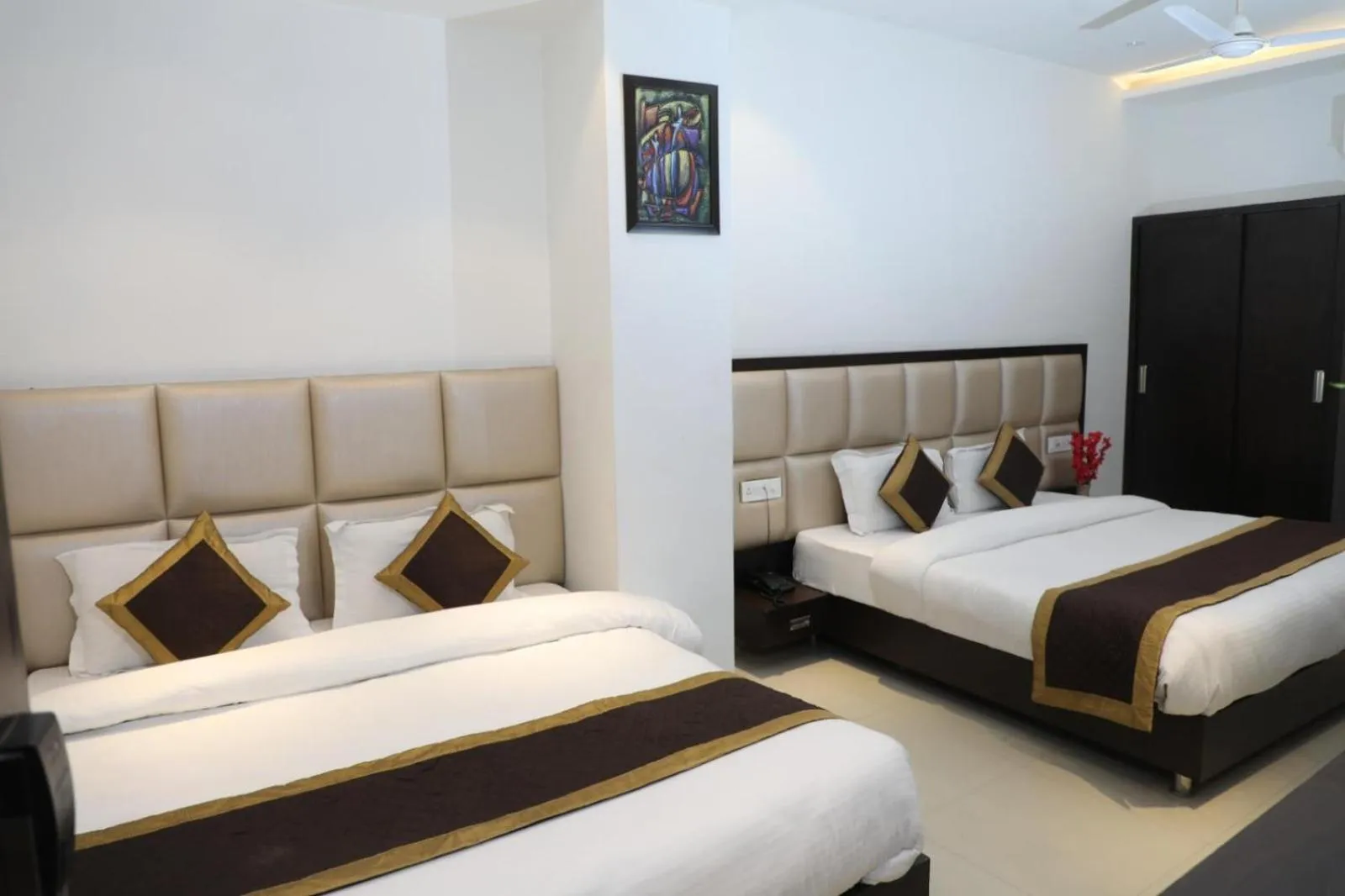 Bedroom, Bed in Luxe Stayz Avi Inn