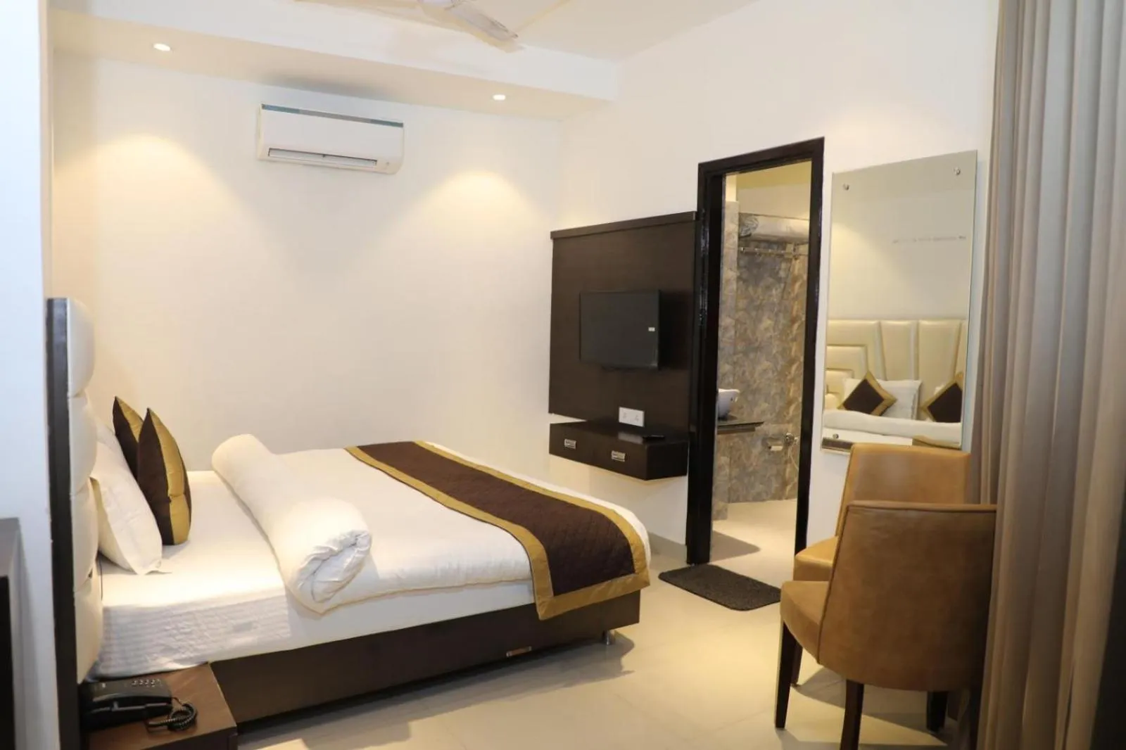 Bedroom, Bed in Luxe Stayz Avi Inn