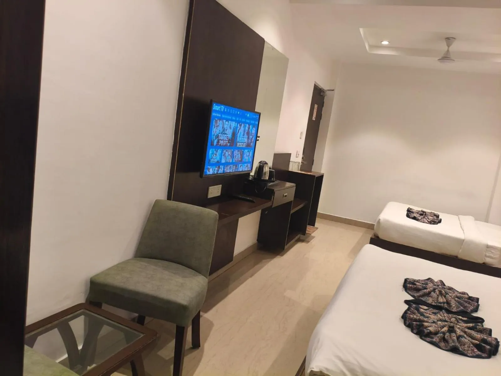 TV and multimedia, Bed in Luxe Stayz Avi Inn