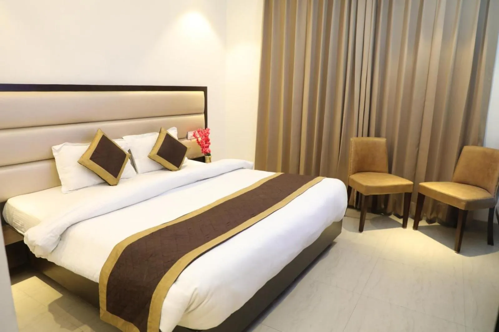 Bedroom, Bed in Luxe Stayz Avi Inn