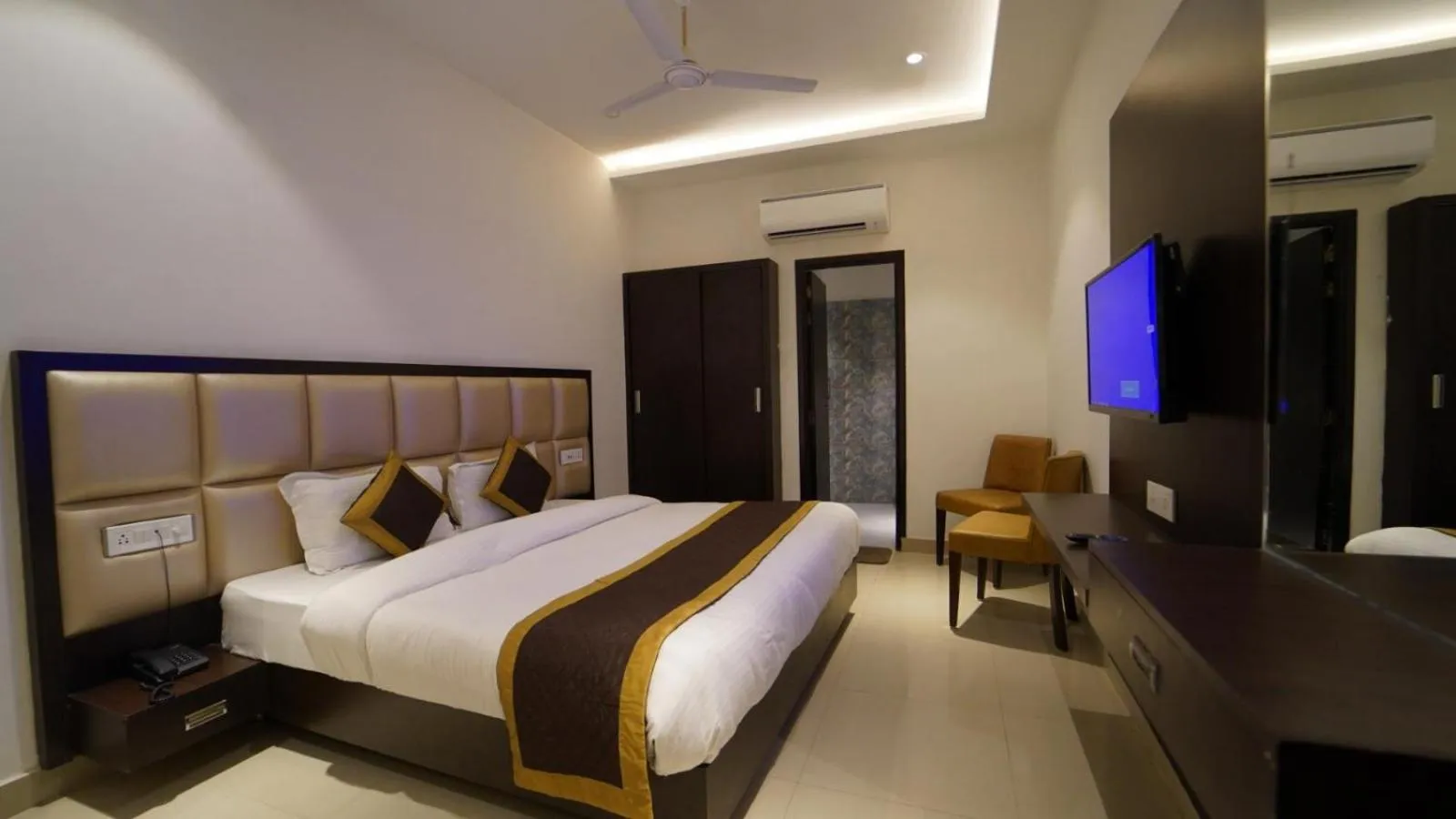 Bedroom, Bed in Luxe Stayz Avi Inn