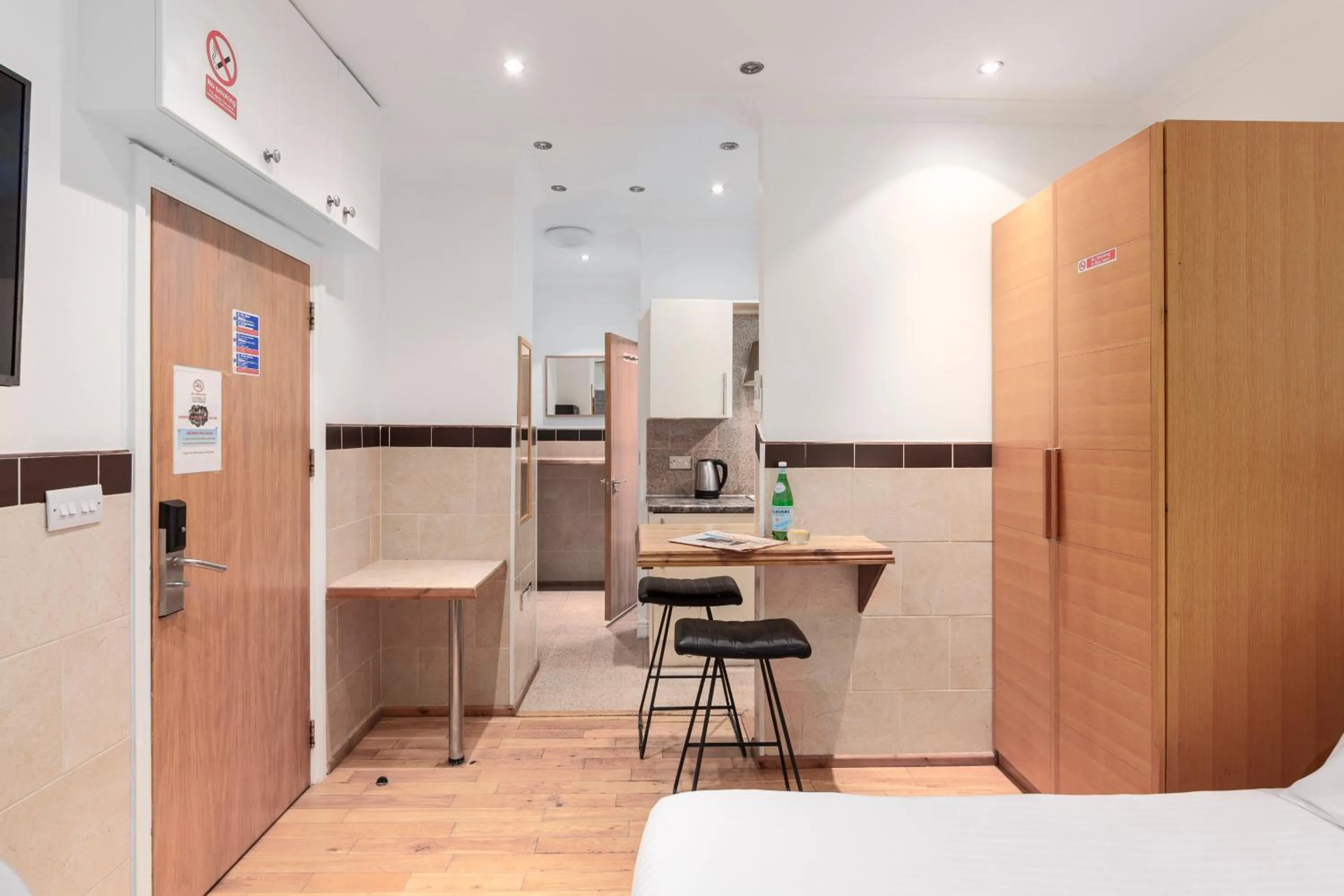 Photo of the whole room in Argyle Apart Hotel