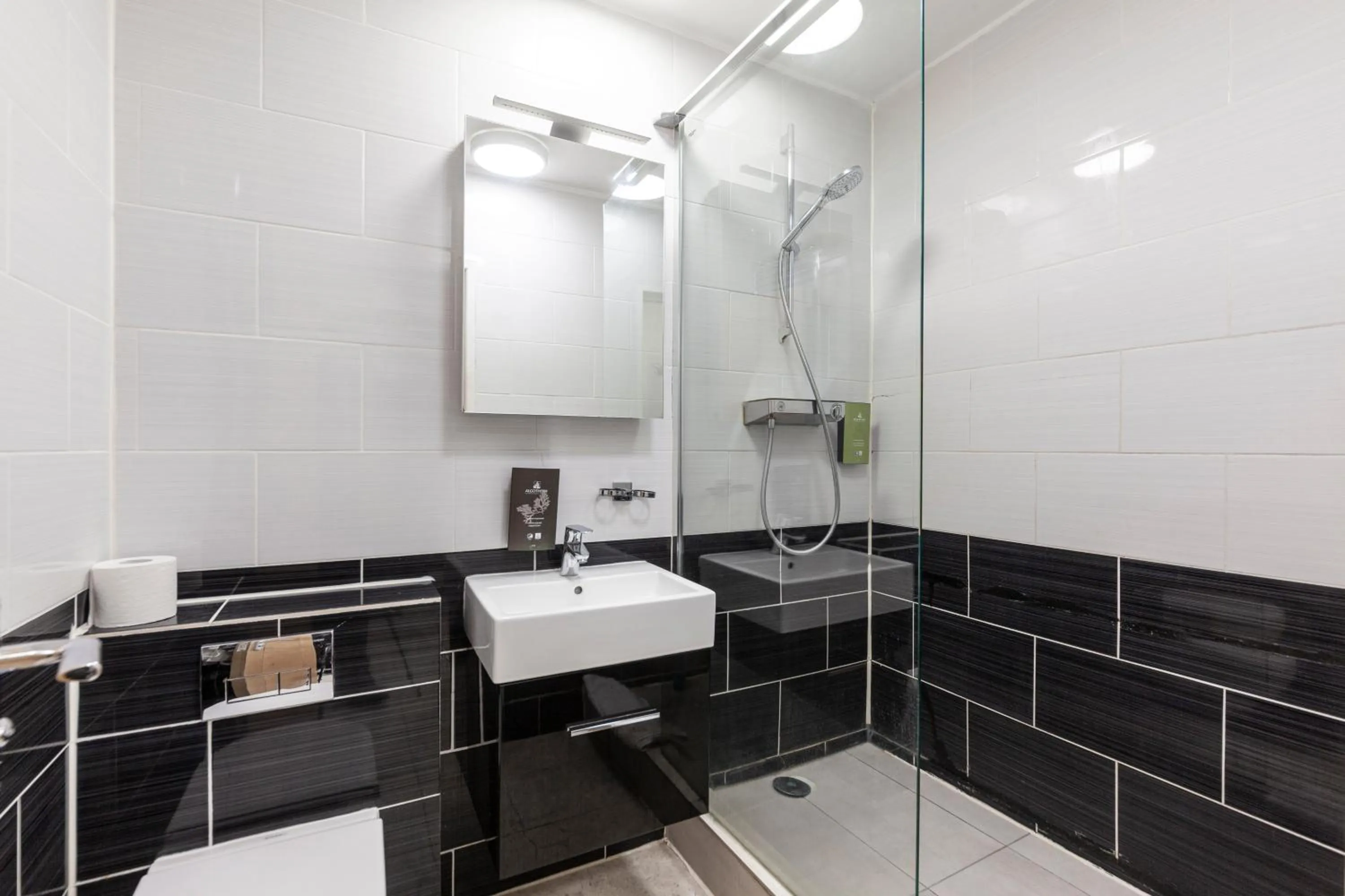 Bathroom in Argyle Apart Hotel