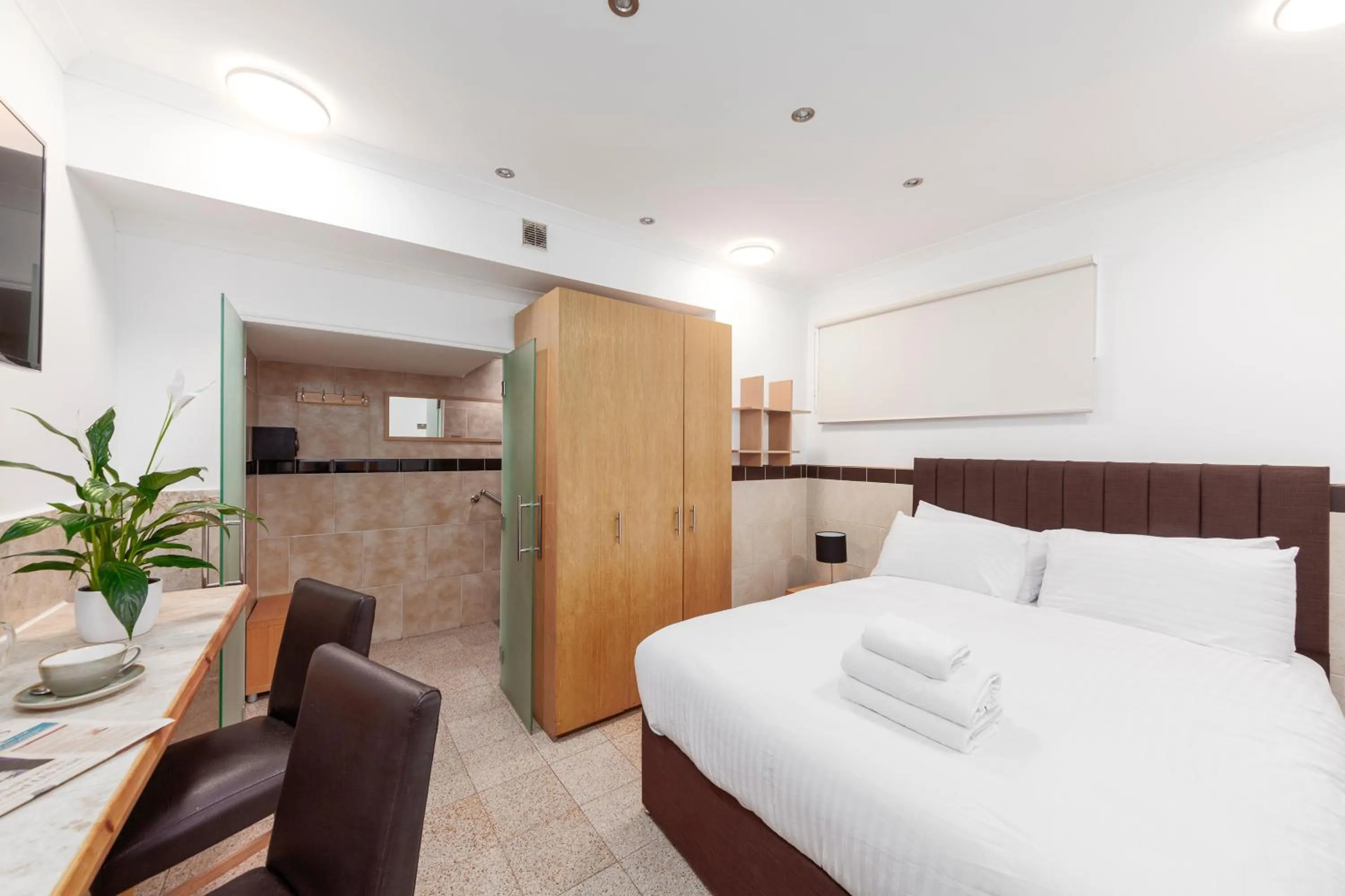 Photo of the whole room, Bed in Argyle Apart Hotel