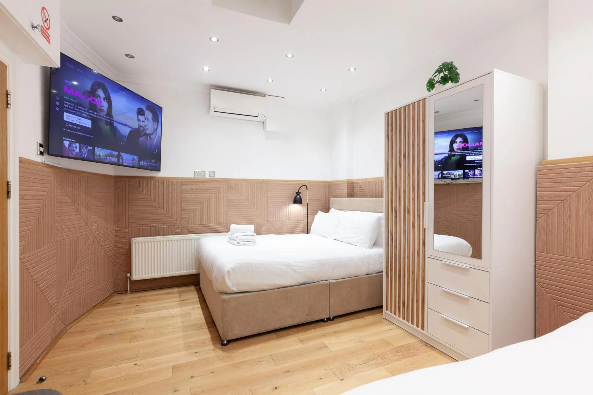 Bed in Argyle Apart Hotel