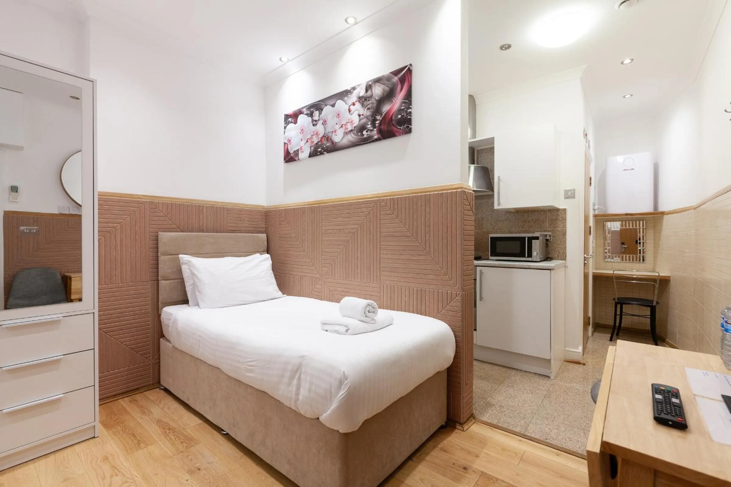 Bed in Argyle Apart Hotel