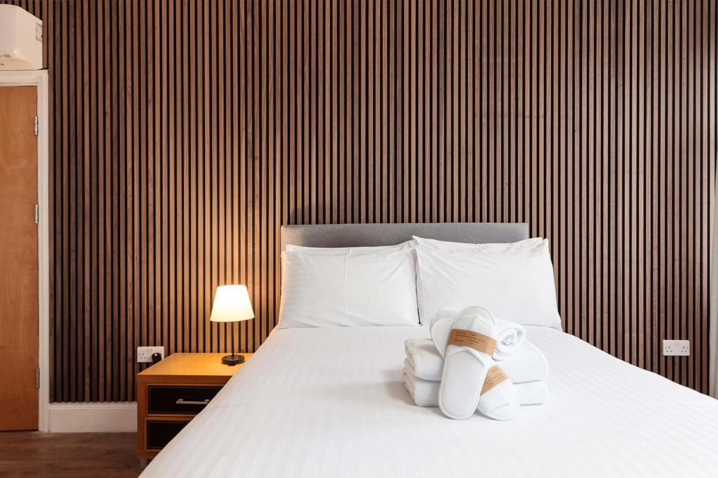 Bed in Argyle Apart Hotel