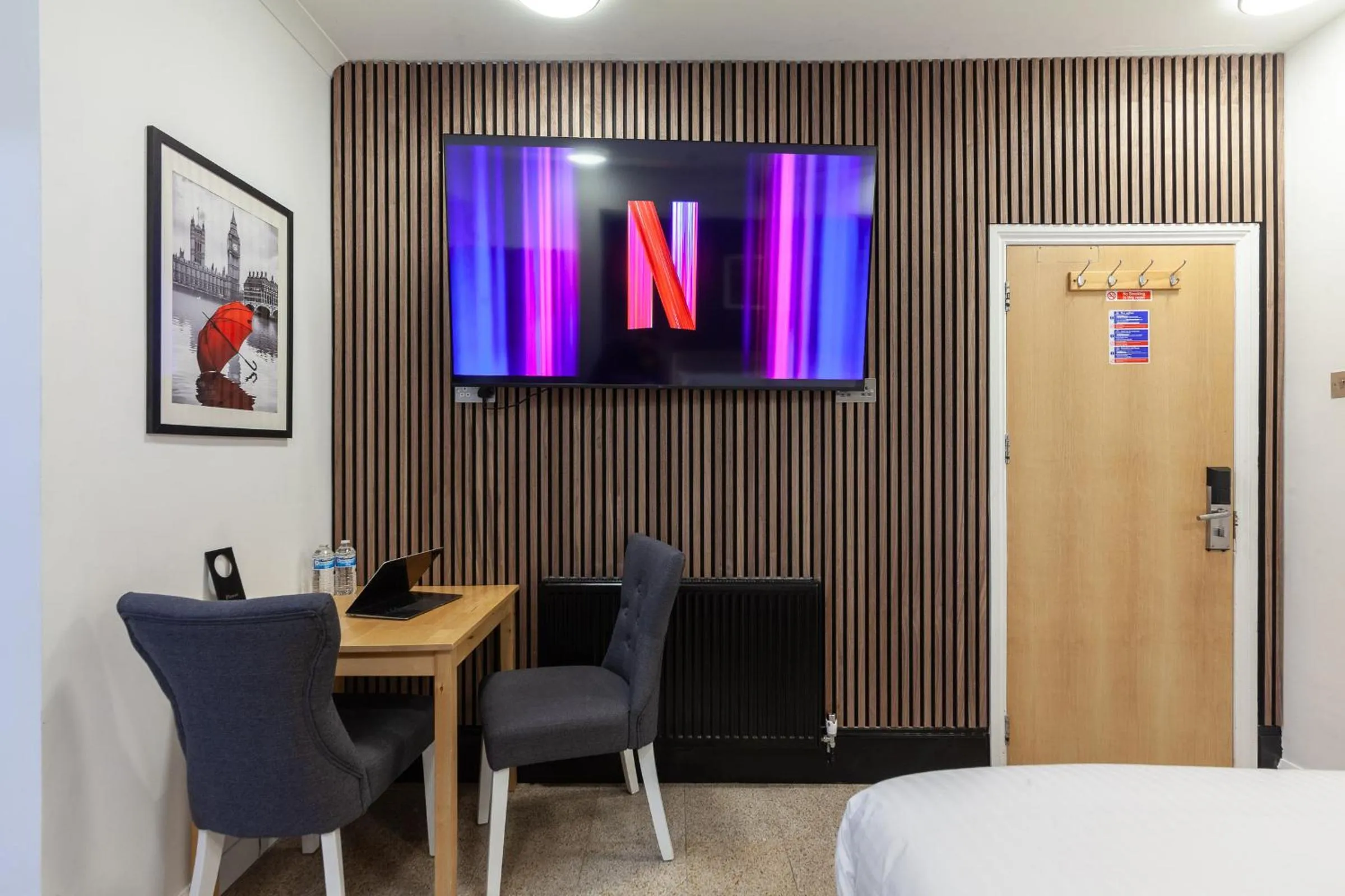 TV and multimedia in Argyle Apart Hotel